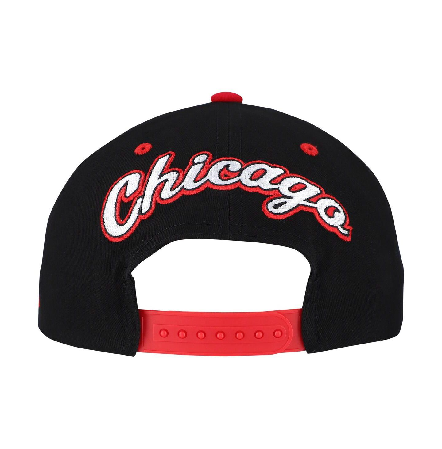 Мужская кепка Mitchell & Ness Black/Red Chicago Blackhawks Backside Script Two-Tone Pro Crown Adjustable Hat — фото 2