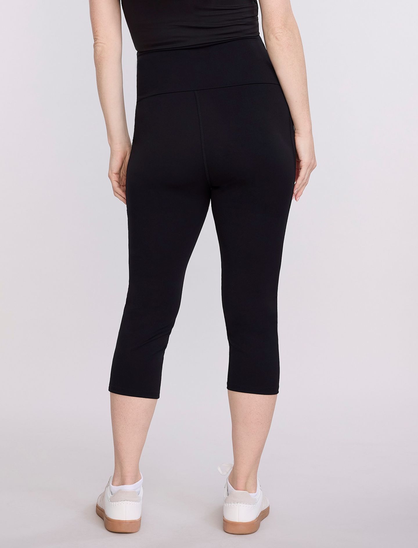 Женские спортивные капри-леггинсы для беременных Motherhood Maternity, цвет: Чёрный — фото 2