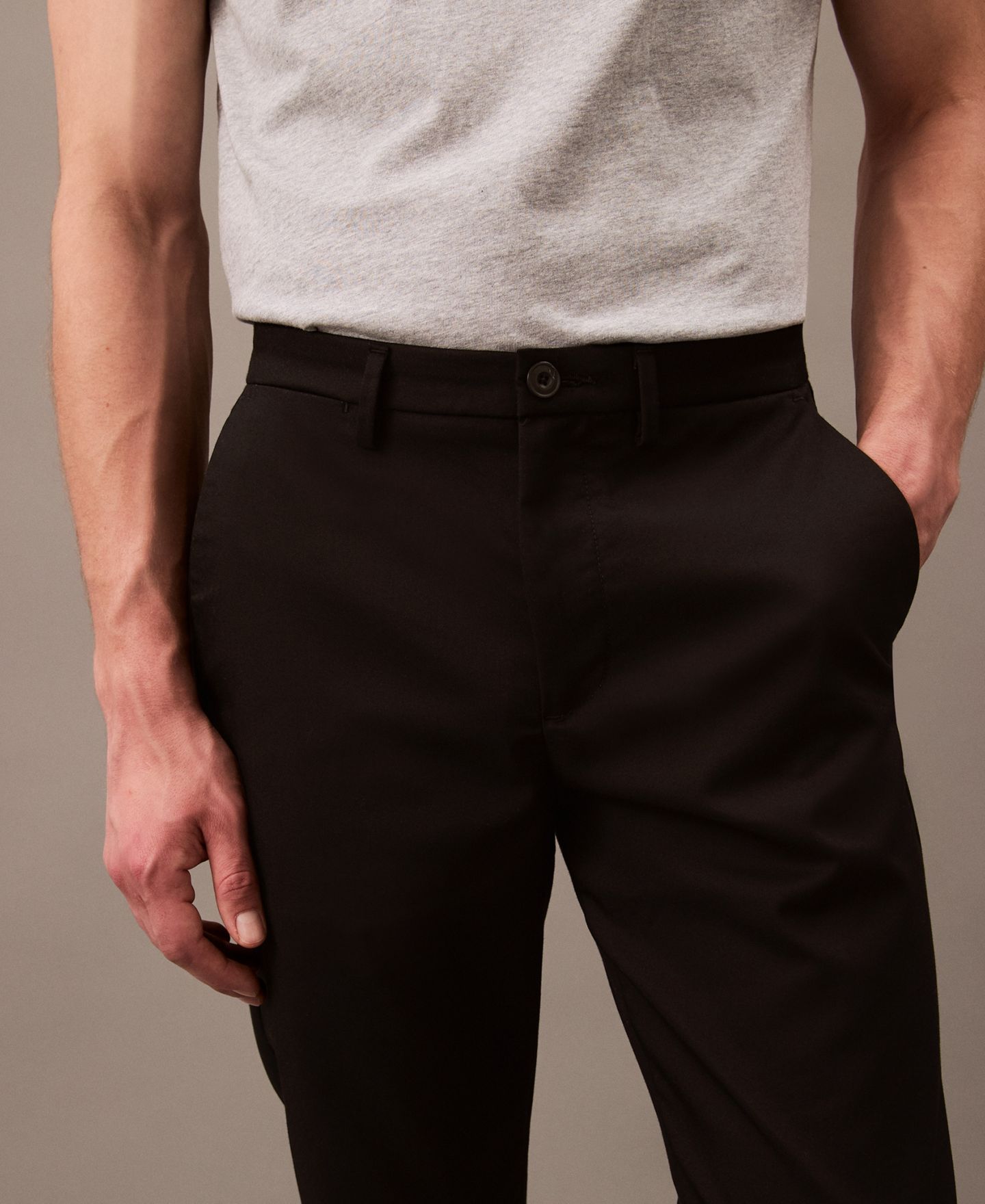 Мужские брюки Calvin Klein Slim-Fit Modern Stretch Chino, цвет: Чёрный — фото 2