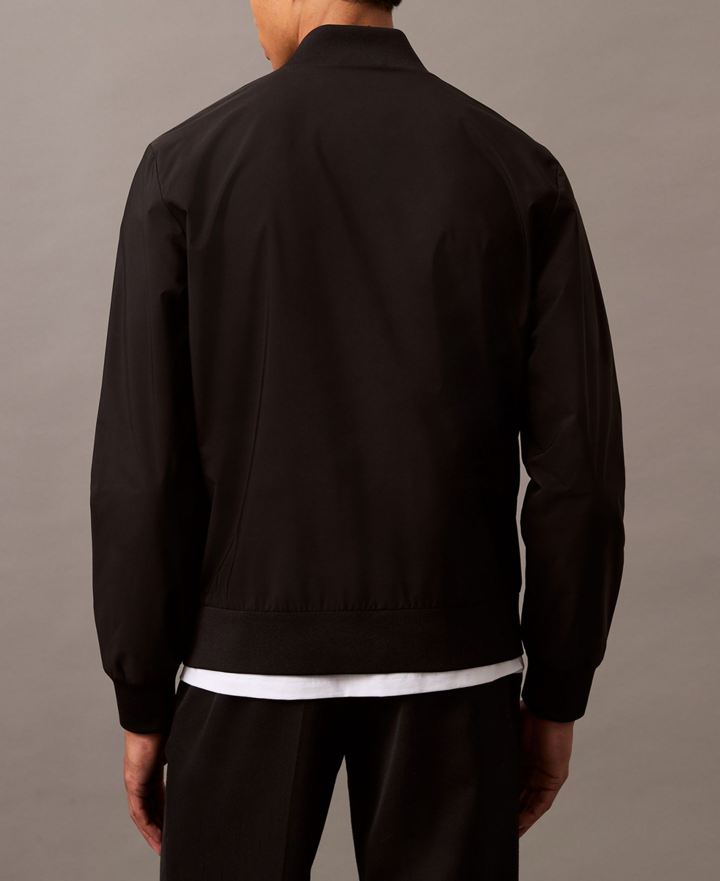 Мужская куртка Calvin Klein Logo-Print Matte Bomber, цвет: Чёрный — фото 5
