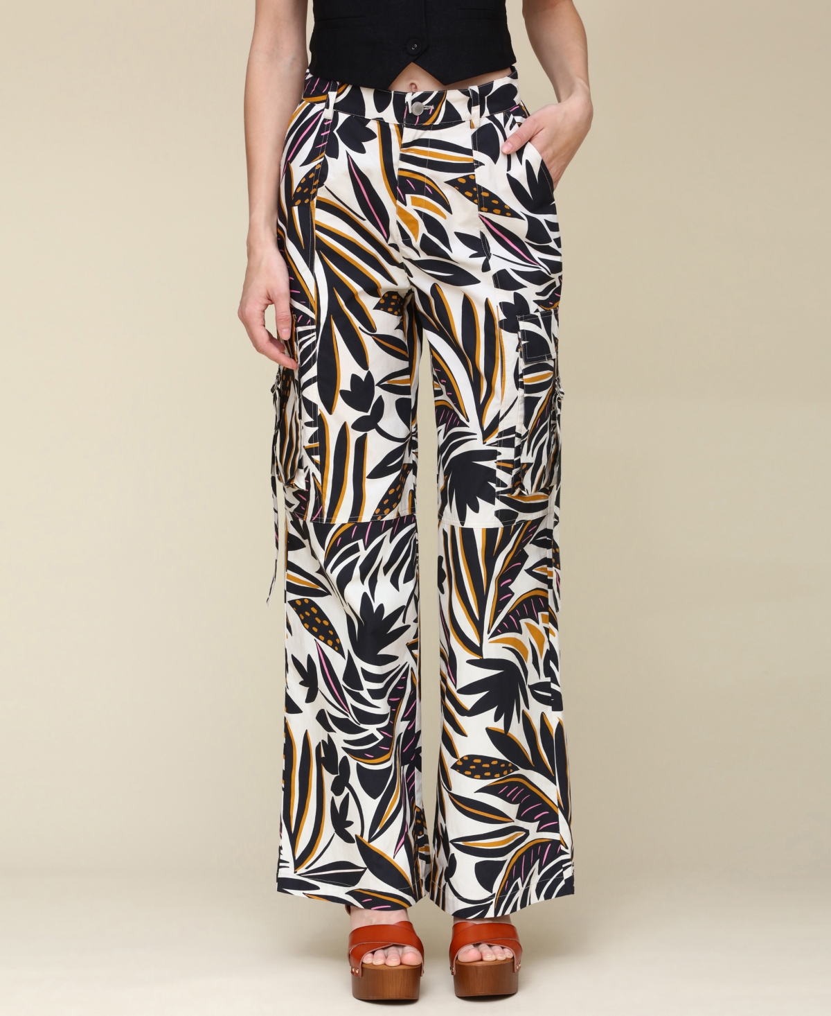 Avec Les Filles Womens Linen Blend Cropped Vest Printed Linen Blend Cargo Pants In Bali Garden