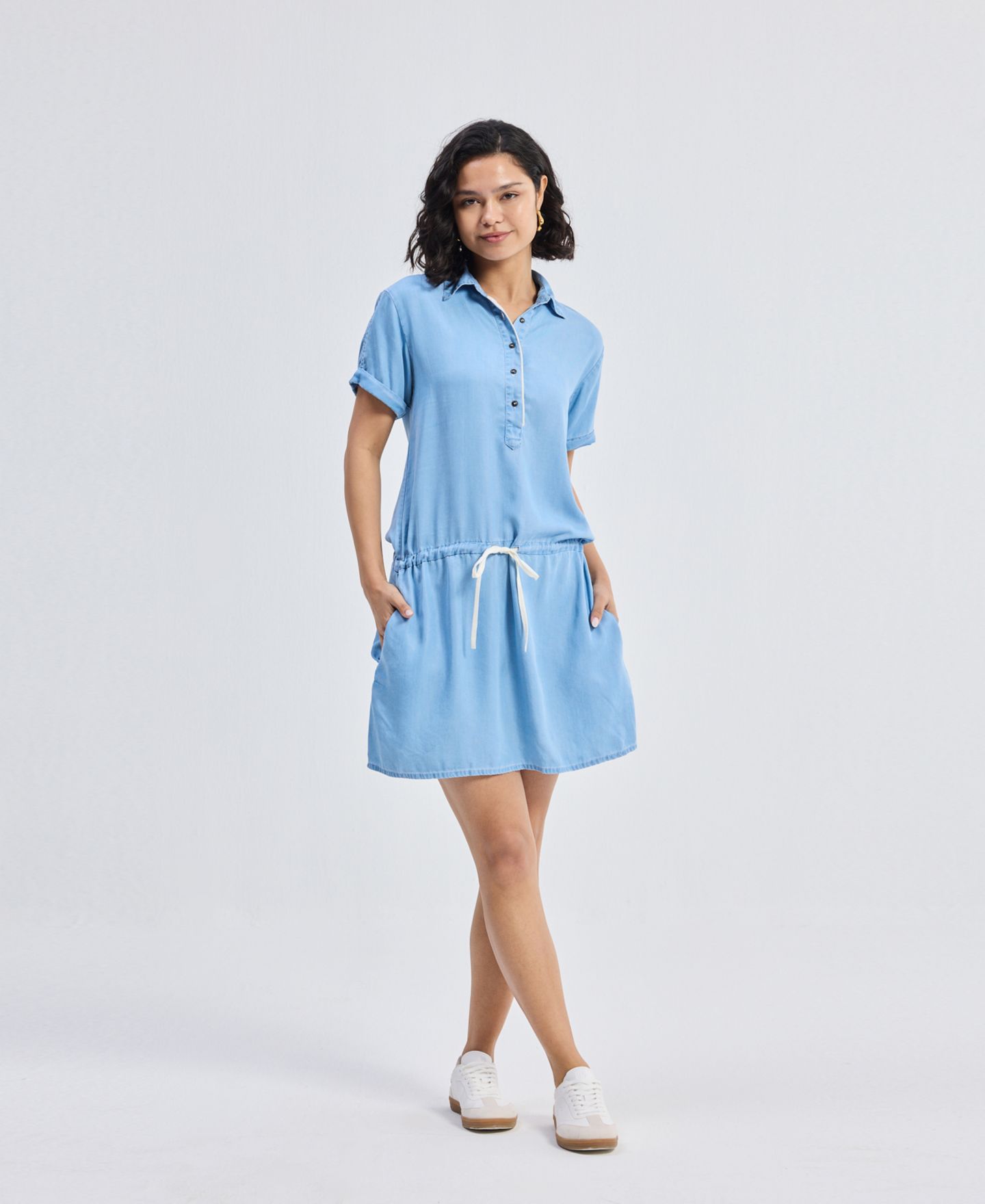 Женское платье Reistor Drawstring Denim Shirt Dress with Front Buttons in Blue, цвет: Океанский синий — фото 1