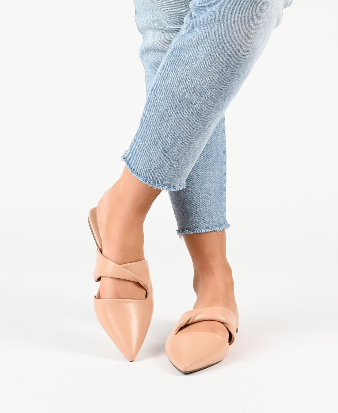 Женские сабо Journee Collection Enniss Twist Cutout Pointed Toe Mules, цвет: Чёрный — фото 7