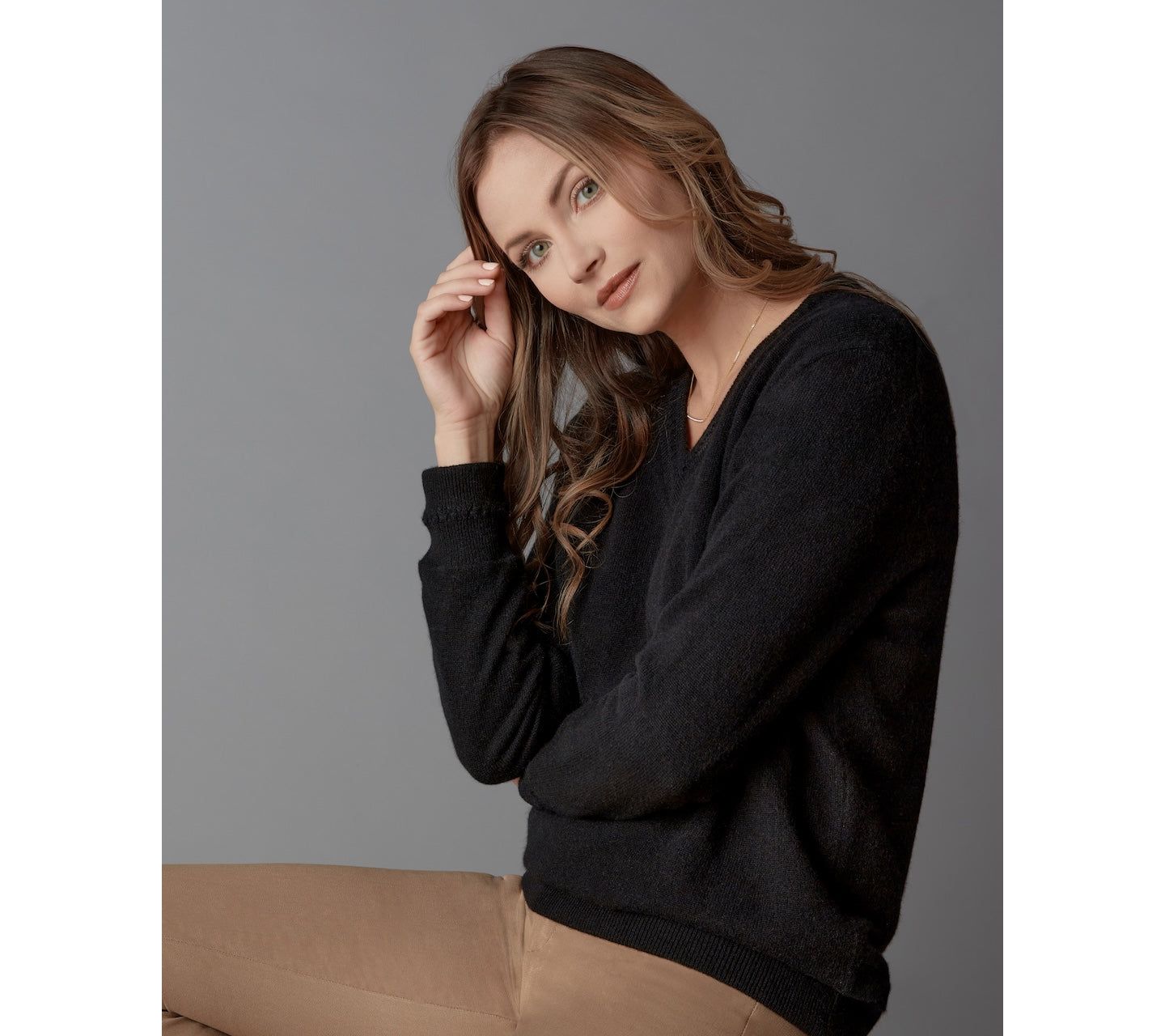Женский свитер Luxlined Itch-Free Cashmere V-Neck Sweater with Soft Liner, цвет: Чёрный песочный — фото 3