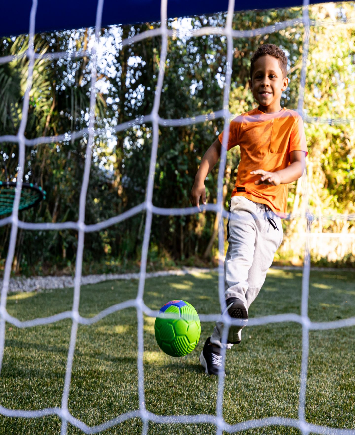 Детские игрушки Franklin Sports Nerf Air Goal Mini Inflatable Soccer Goal with Built-in Blower and Soccer Ball, 2-Piece Set, Ages 3+ — фото 6