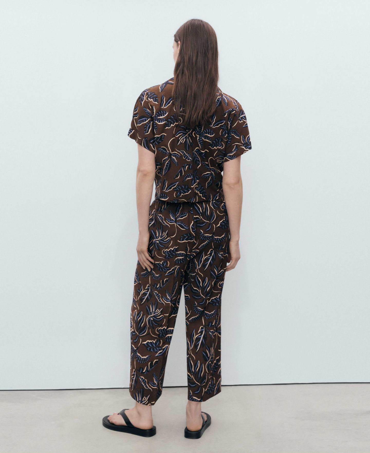 Женская рубашка Mango Floral-Print Knot Detail Cropped, цвет: Коричневый — фото 6