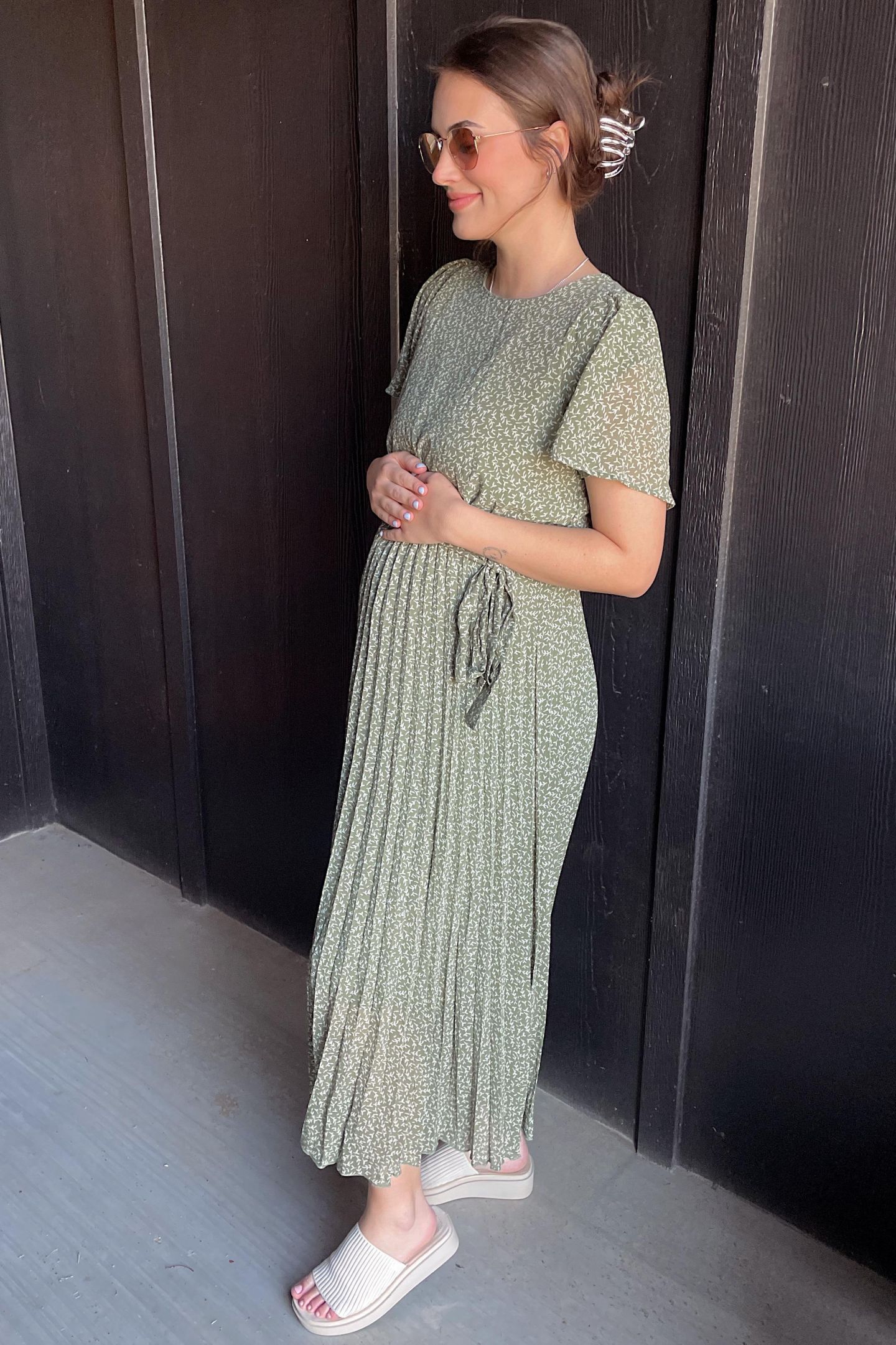 Женское платье Pinkblush Light Olive Leaf Print Pleated Midi, цвет: Светлый оливковый — фото 3