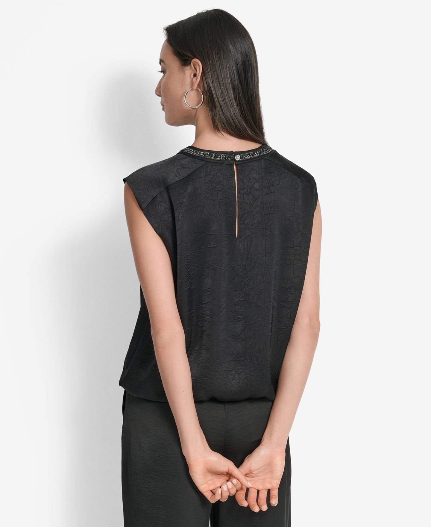 Женский топ DKNY с цепочкой на вороте и мятой фактурой, цвет: Чёрный — фото 4