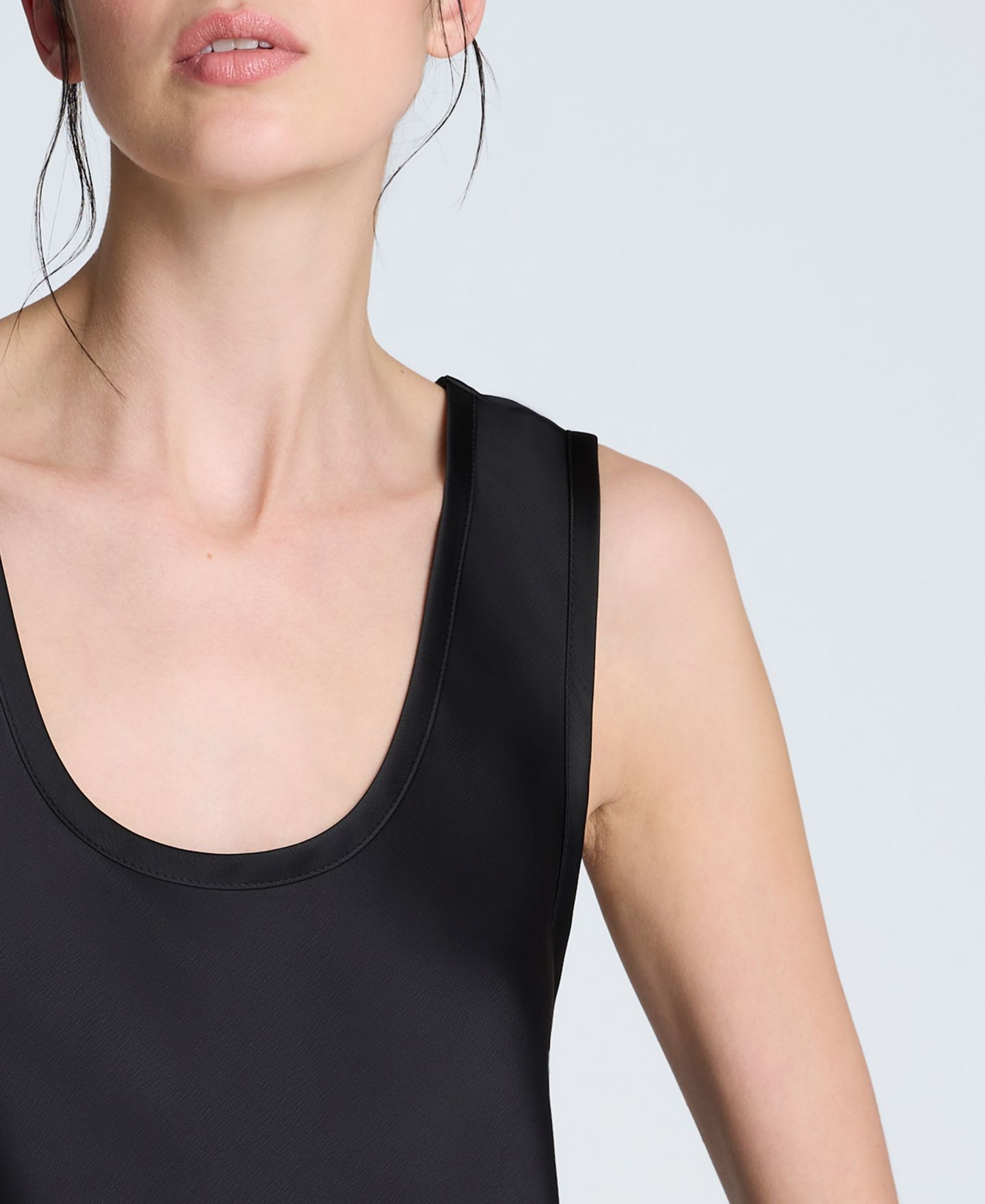 Женский топ Kenneth Cole Satin Scoop Neck Sleeveless Top, цвет: Чёрный — фото 4