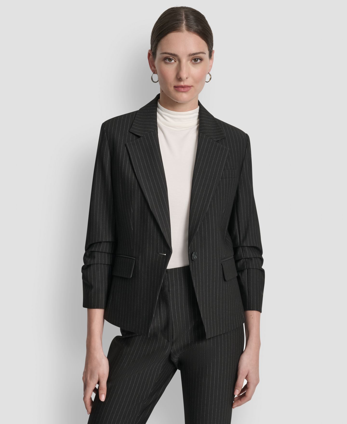 Женский пиджак DKNY Pinstripe Ruched-Sleeve One-Button Blazer, цвет: Чёрный — фото 2