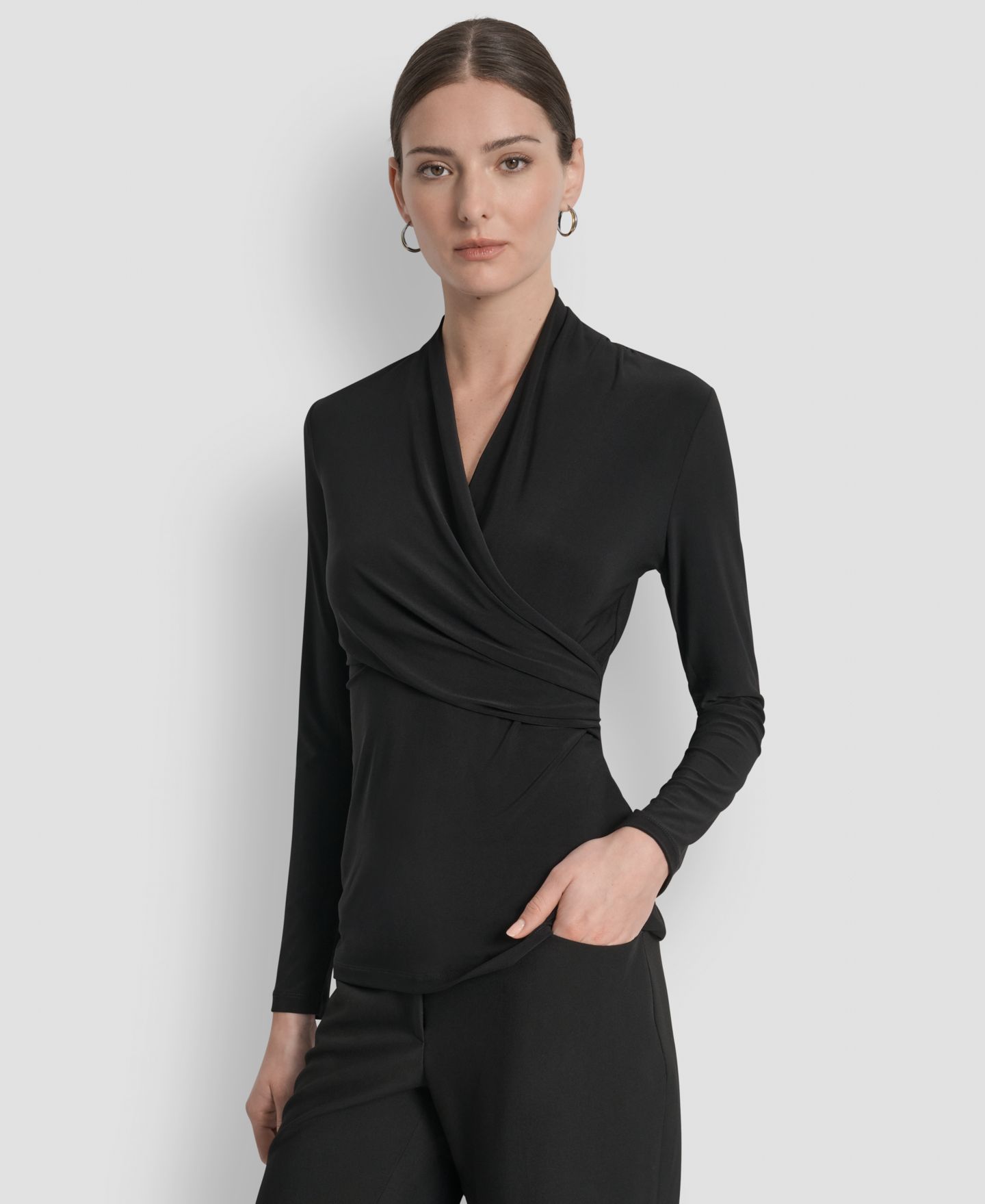 Женский топ DKNY из матового джерси с имитацией запаха, для невысоких, цвет: Чёрный — фото 1