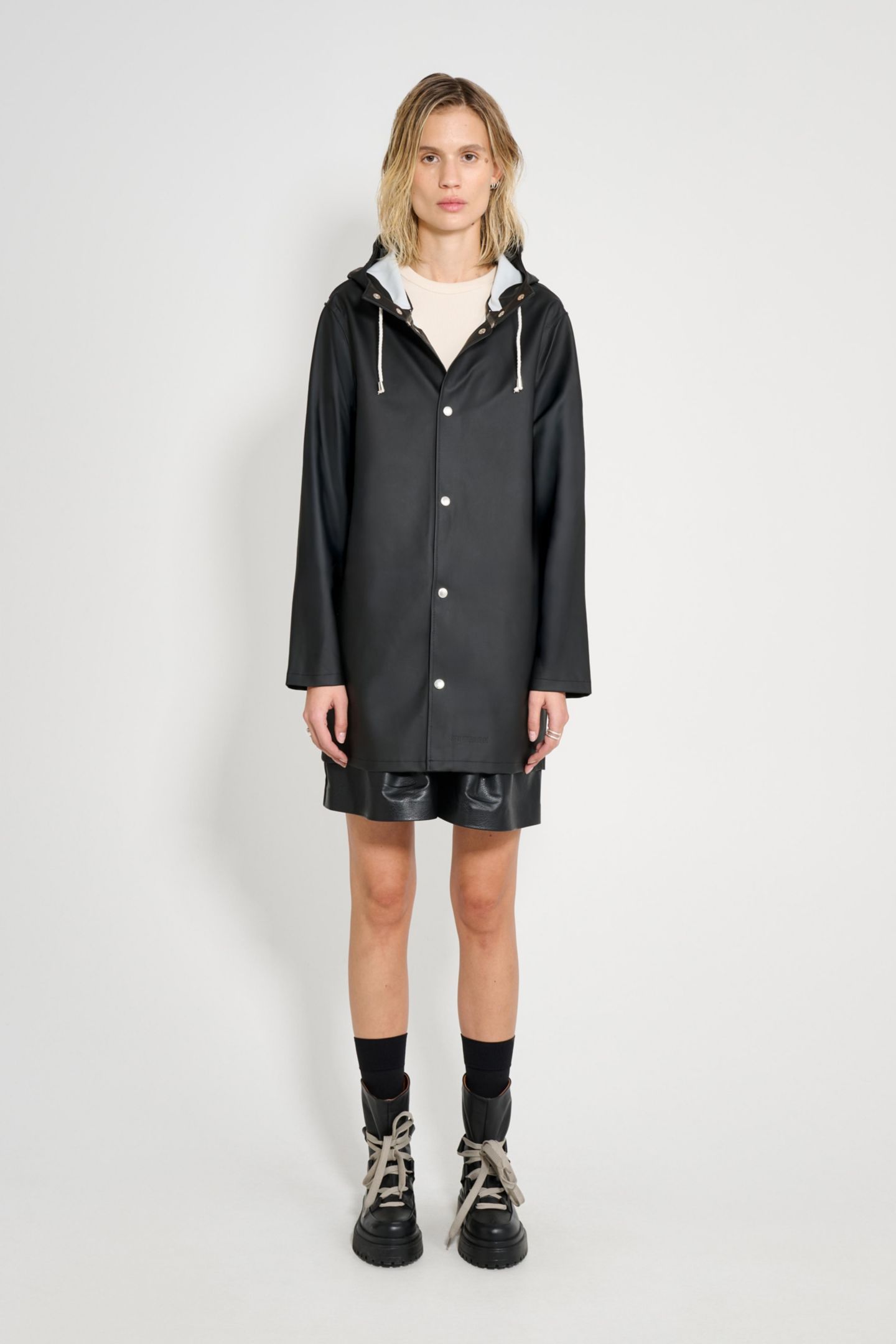 Женские куртки Stutterheim Stockholm Long Sleeve Hooded Raincoat, цвет: Чёрный — фото 1