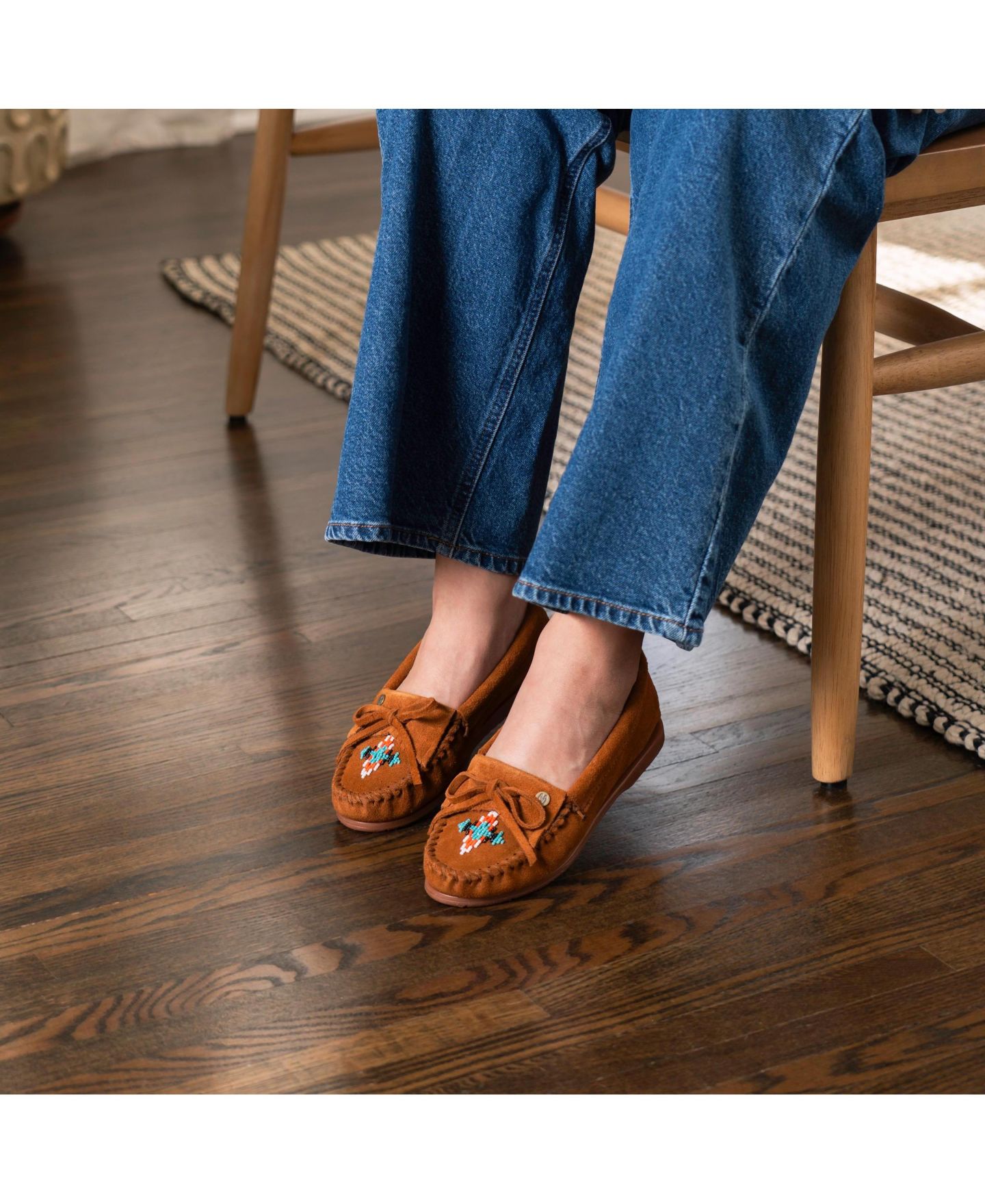 Женские замшевые мокасины Minnetonka Nizhoni с бисером, цвет: Коричневый — фото 6