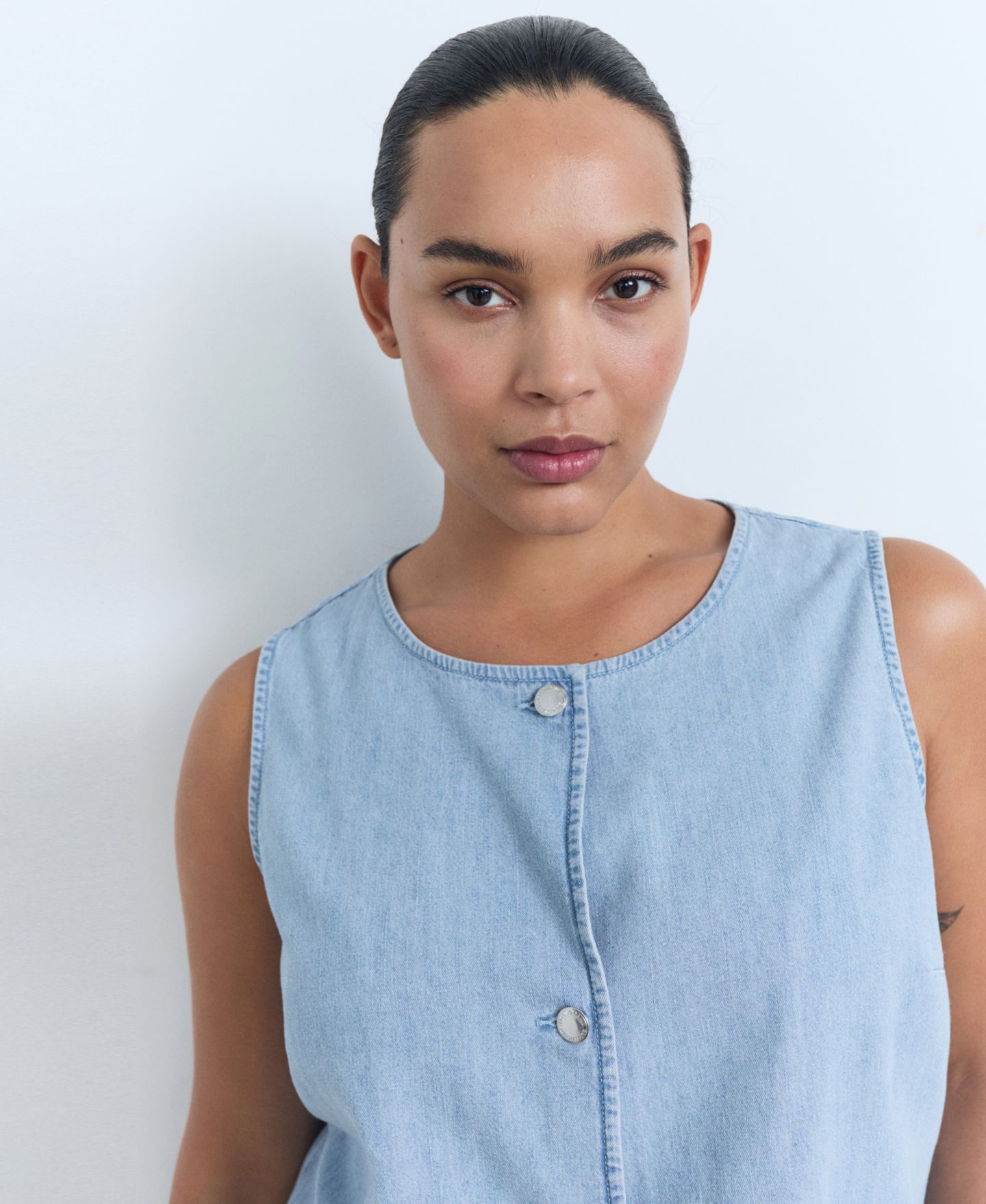 Женский жилет Mango Buttoned Denim, цвет: Светлый синий — фото 3