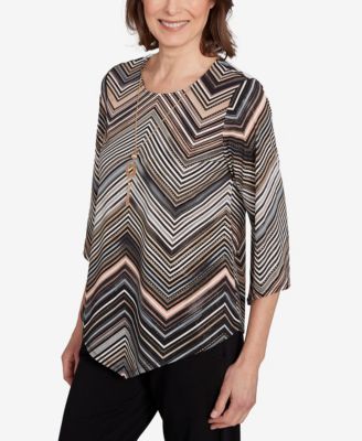 Women's Classic Chevron Stripe Top with Necklace