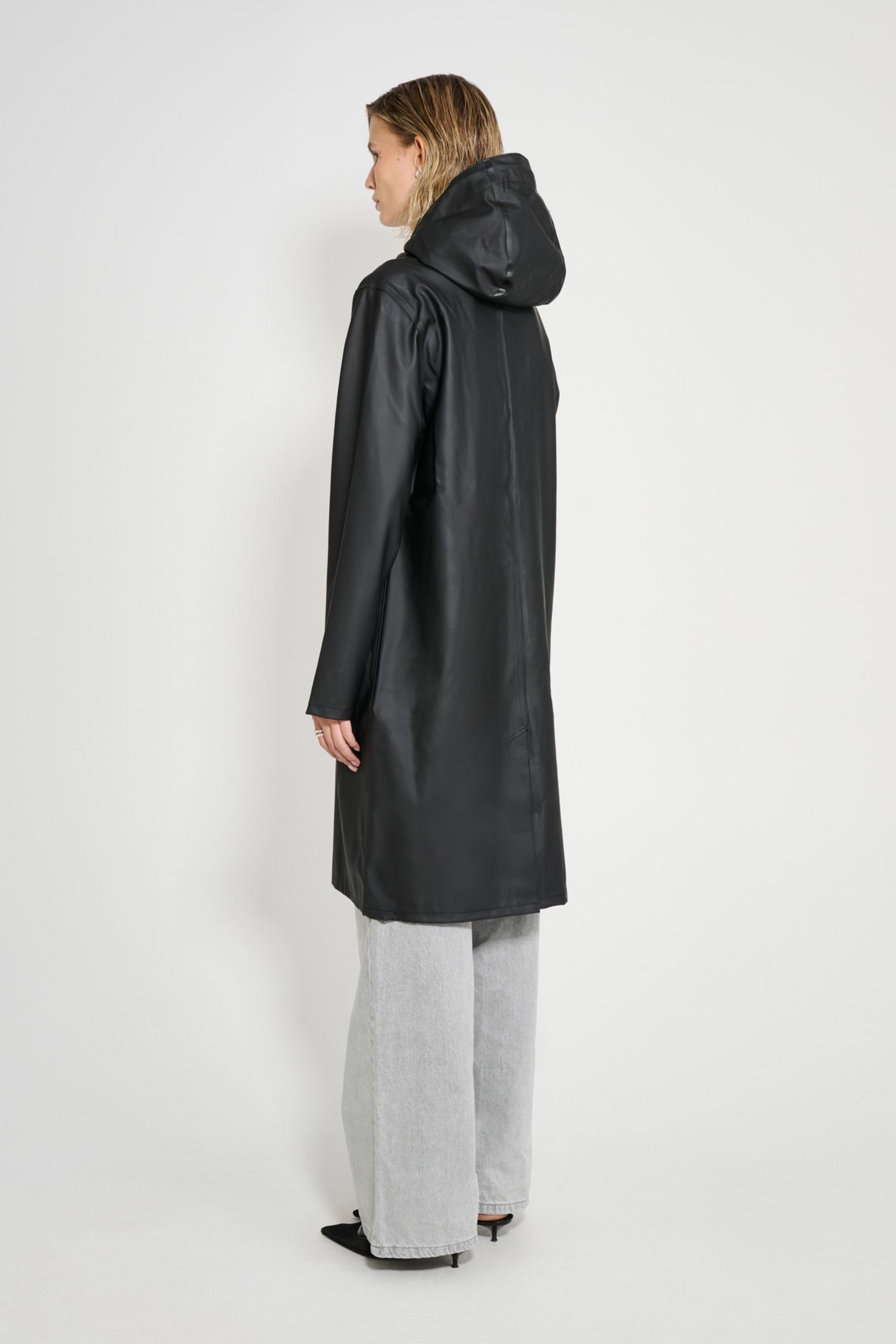 Женские куртки Stutterheim Stockholm Hooded Long Raincoat, цвет: Чёрный — фото 7