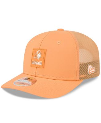 New Era - Men's Orange Tampa Bay Buccaneers 2025 Sideline Throwback 9SEVENTY Trucker Adjustable Hat