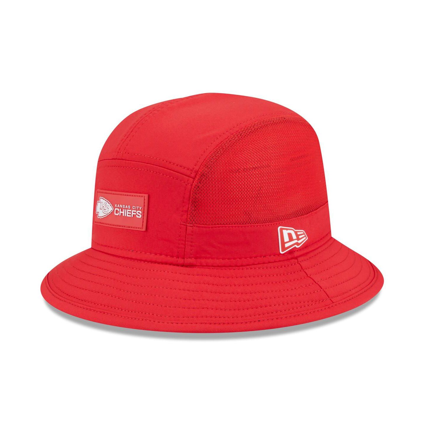 Мужская панама New Era Red Kansas City Chiefs 2025 Sideline Bucket Hat — фото 1