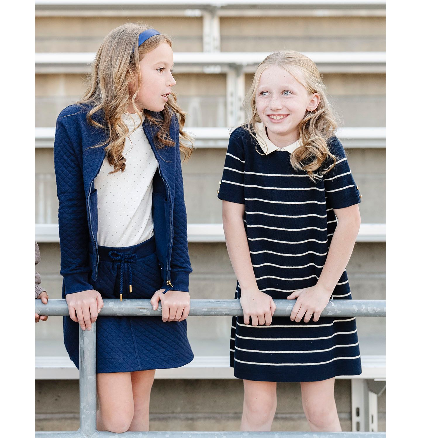 Платье Hope & Henry Organic Short Sleeve Milano Sweater Dress with Collar для девочек, цвет: Тёмно-синий полосатый — фото 2