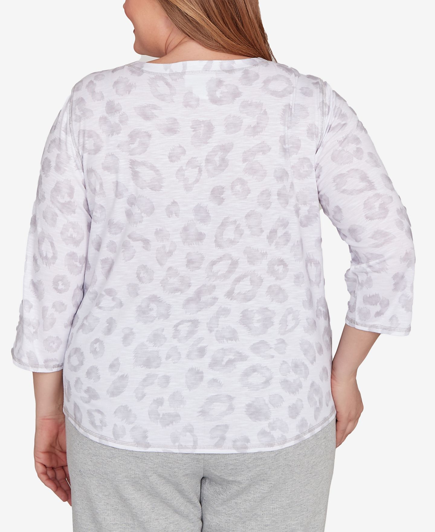 Женский топ Alfred Dunner Plus Size Casual Vibe Monotone Crew Neck Animal, цвет: Жемчужный — фото 5