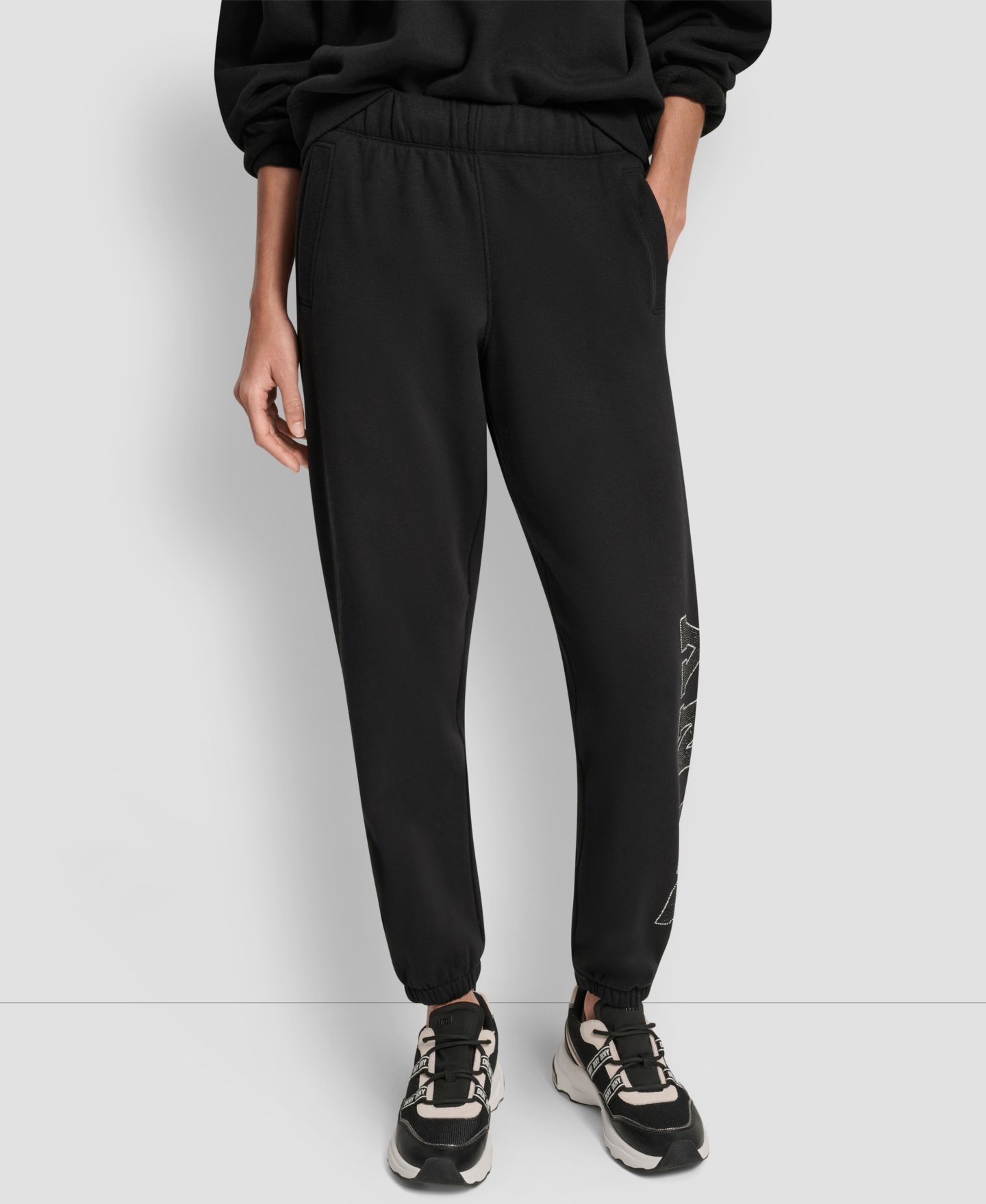 Женские брюки DKNY Exploded Rhinestone Varsity Logo High Rise Relaxed Jogger, цвет: Чёрный — фото 1