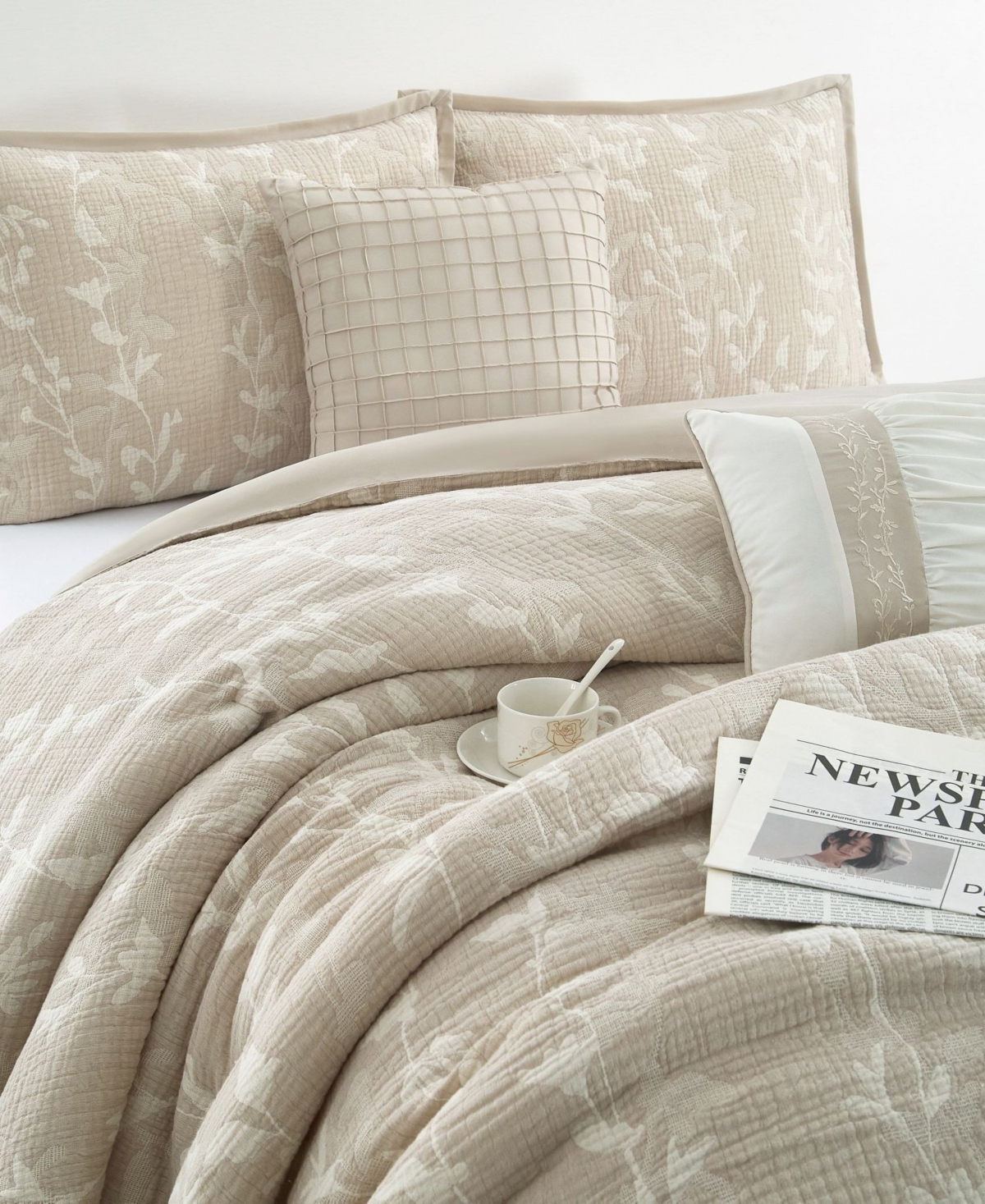 Stratford Park Desia Leaves 6-pc. Comforter Set, Queen In Neutral