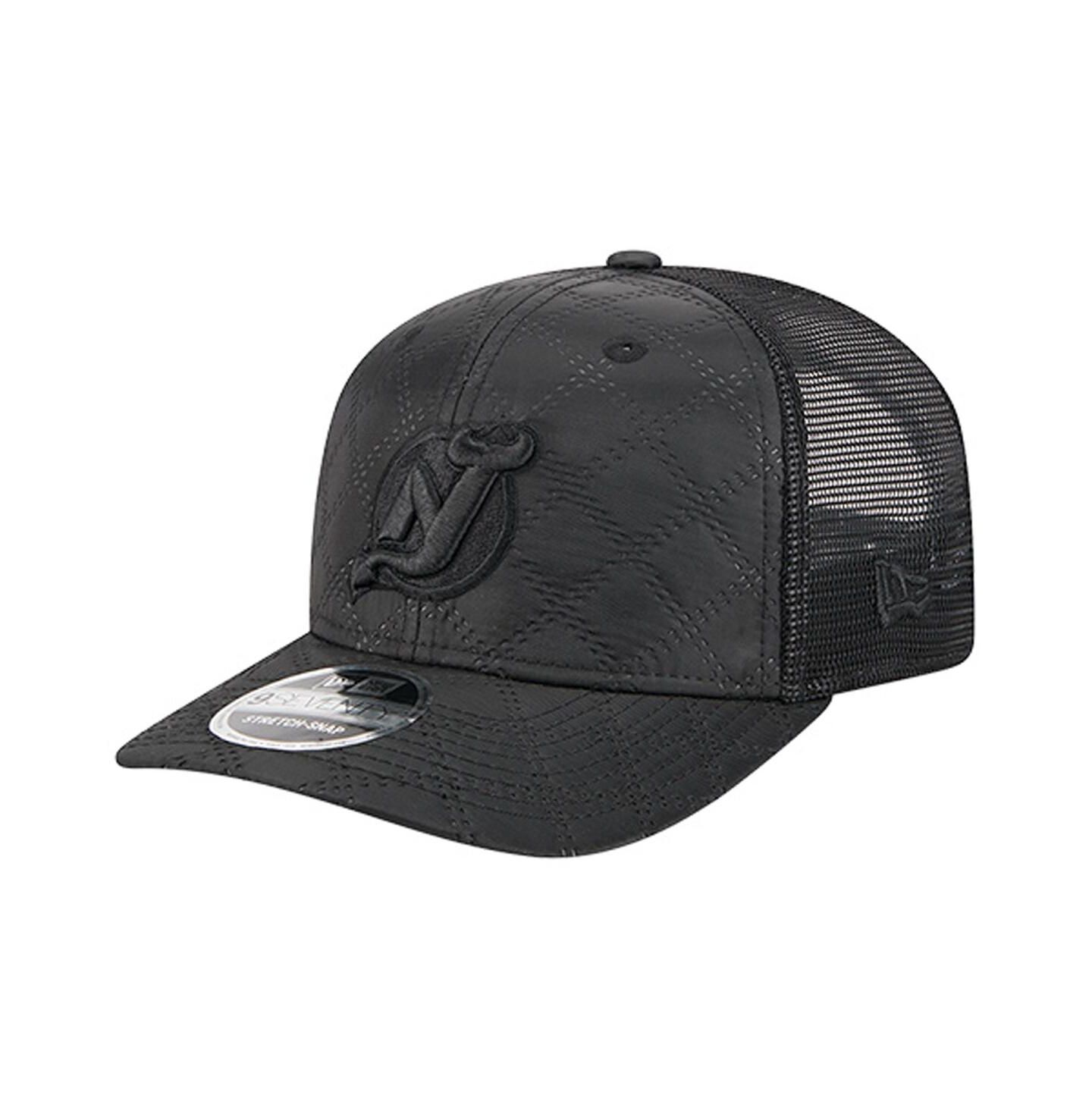 Мужские головные уборы New Era Black New Jersey Devils Quilted Nylon 9SEVENTY Adjustable Trucker Hat — фото 1