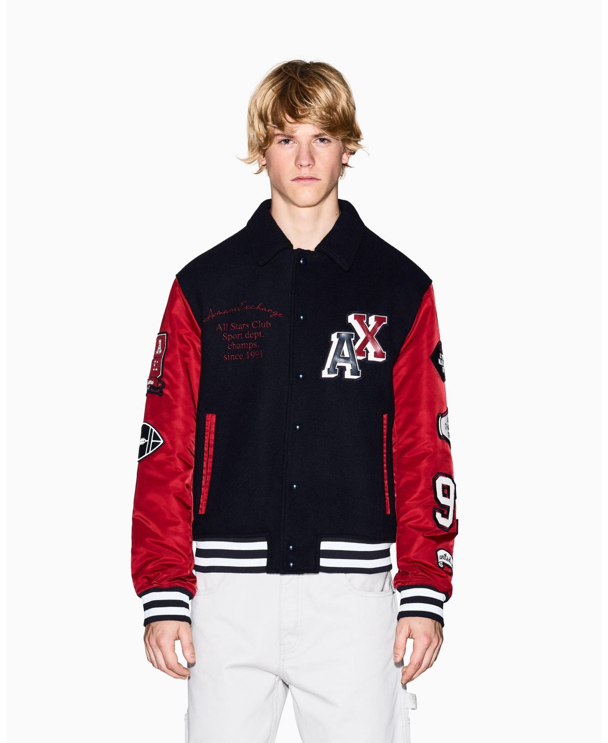 Мужская куртка-бомбер с разноцветным блоком и несколькими значками