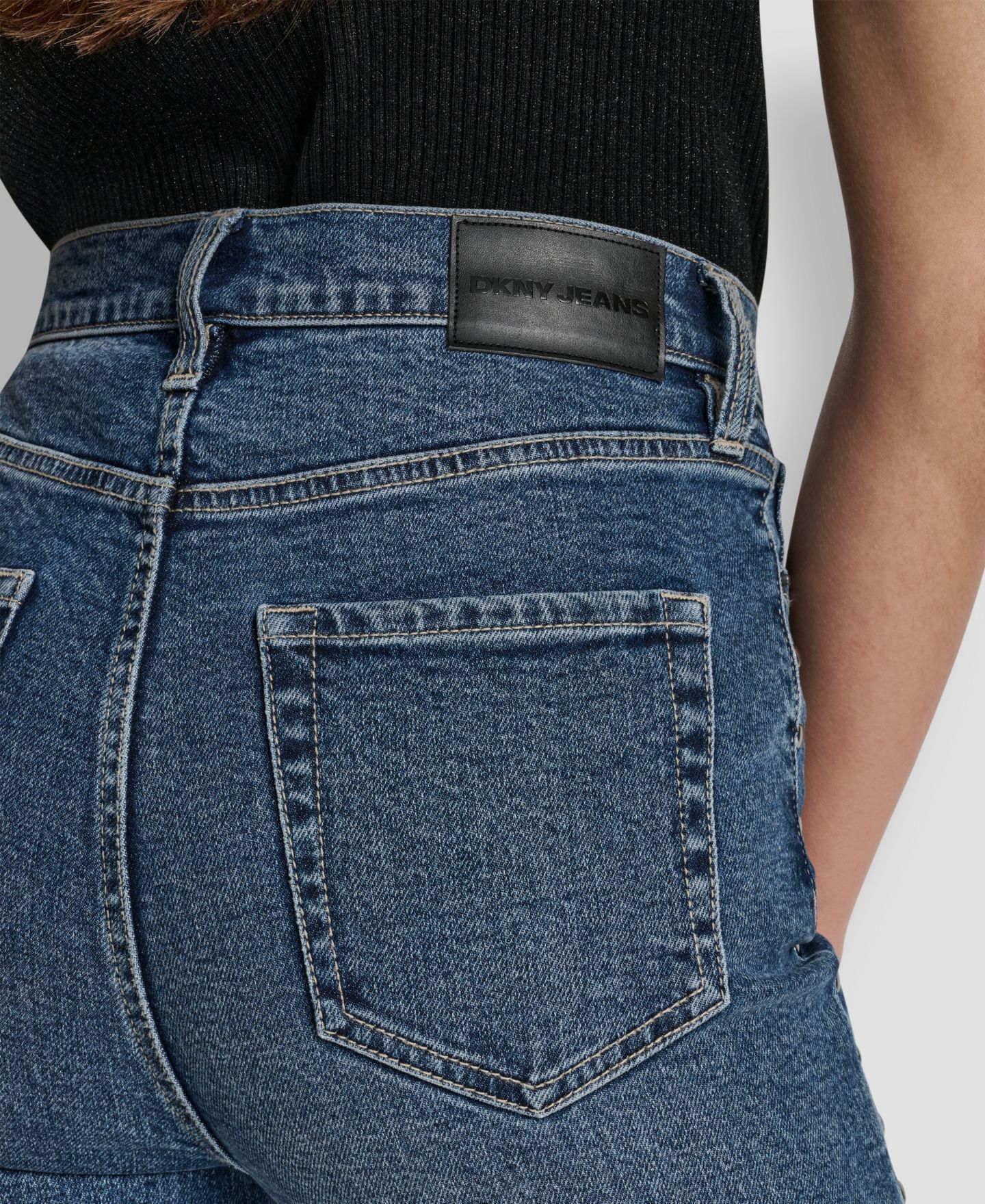 Женские джинсы DKNY Jeans Side Studded High-Rise Bootcut, цвет: Cobble Hill — фото 7