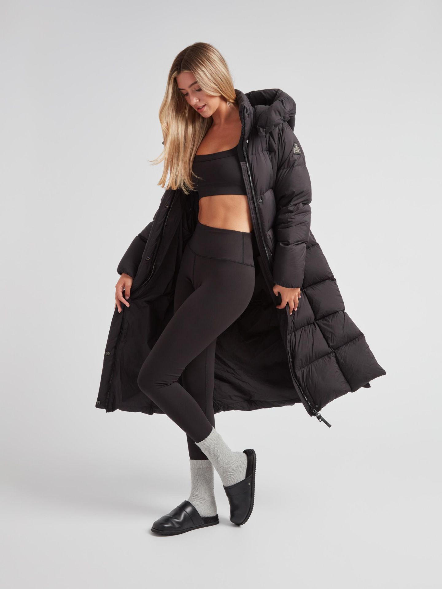 Женская куртка JACK1T Cloud Ultra Long Puffer Down Coat, цвет: Чёрный / Серо-бежевый — фото 7