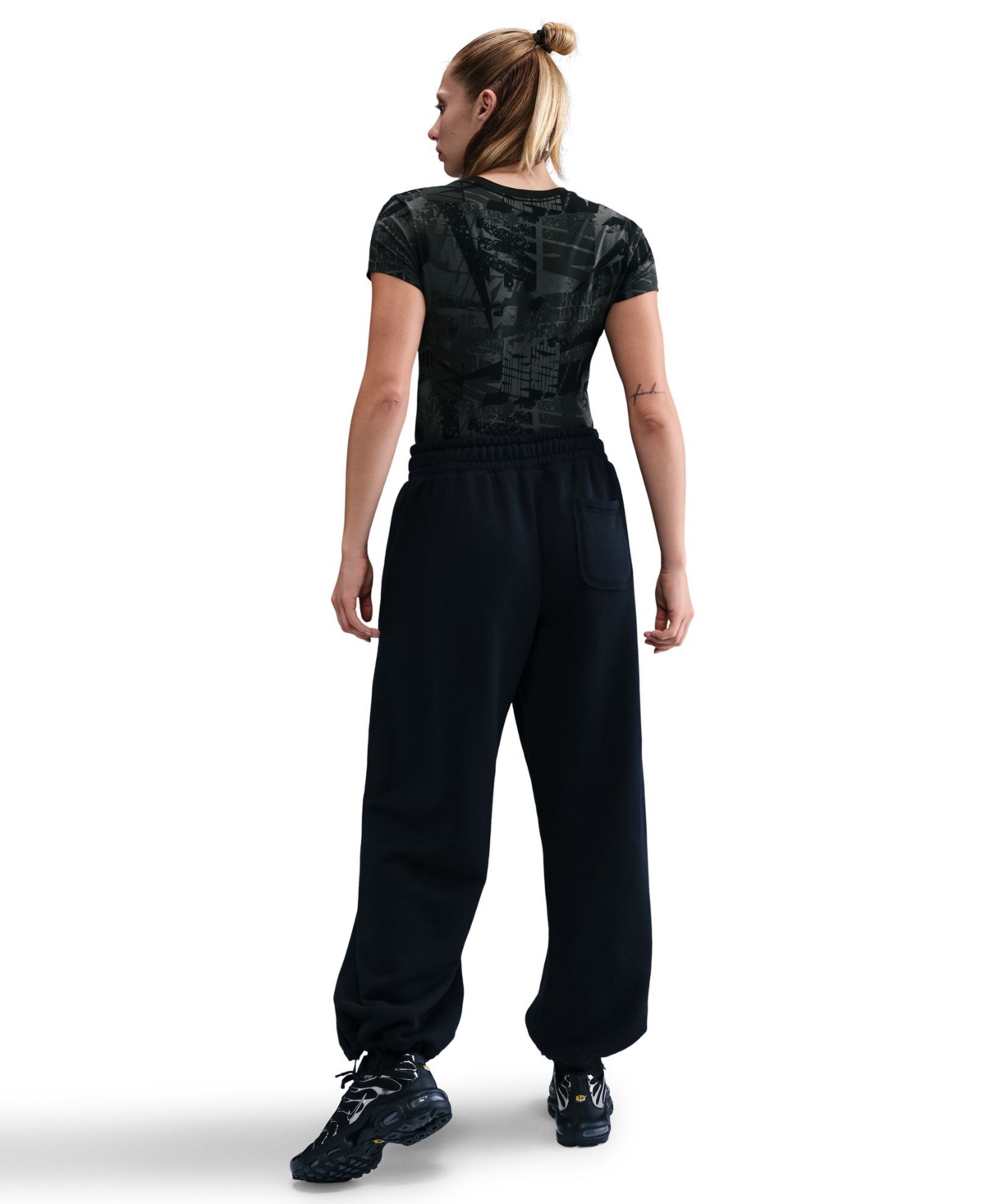 Nike Women's Sportswear Slim-fit T-shirt In Black