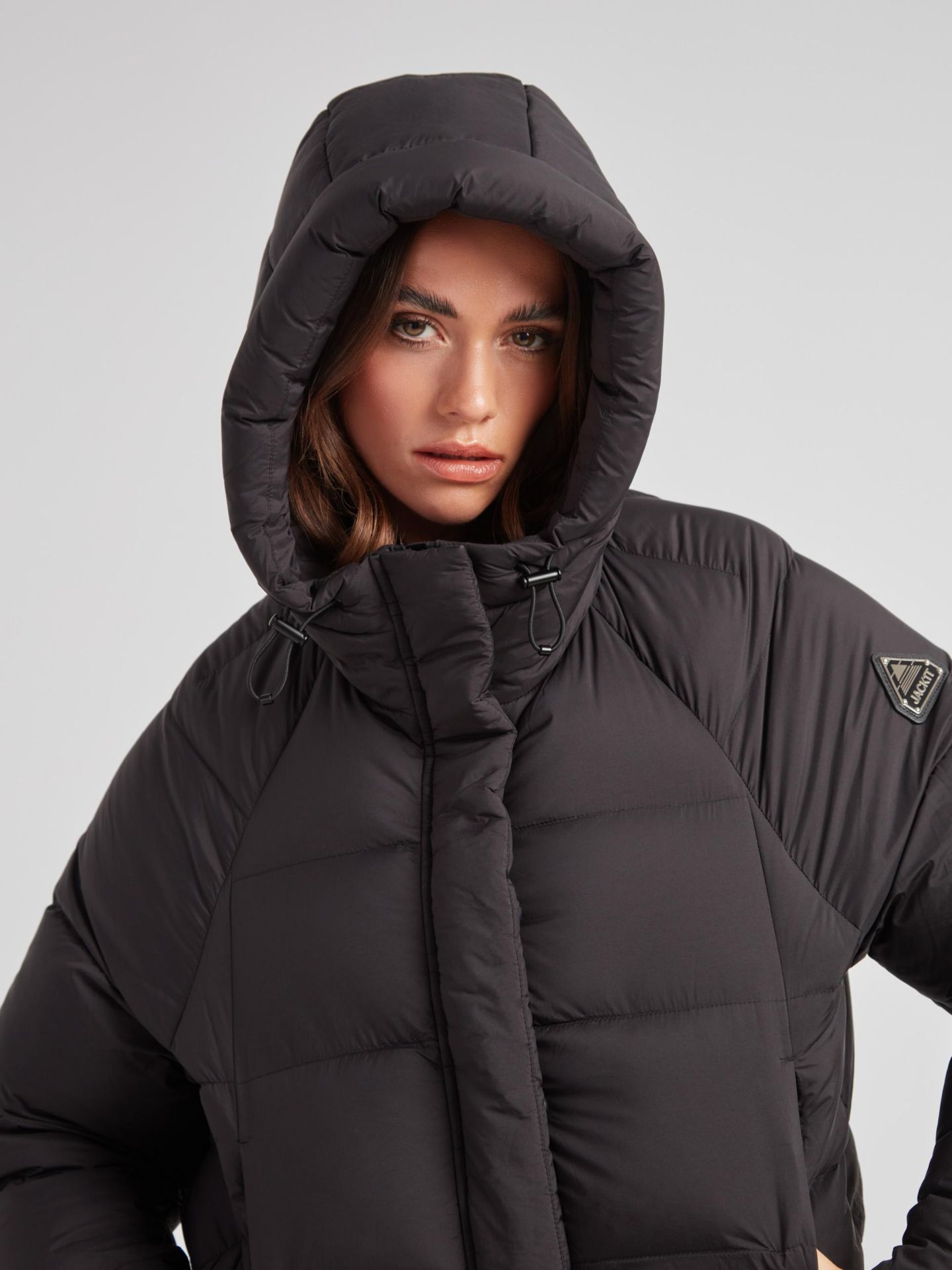 Женская куртка JACK1T Cloud Cropped Hooded Puffer, цвет: Чёрный / Серо-бежевый — фото 8