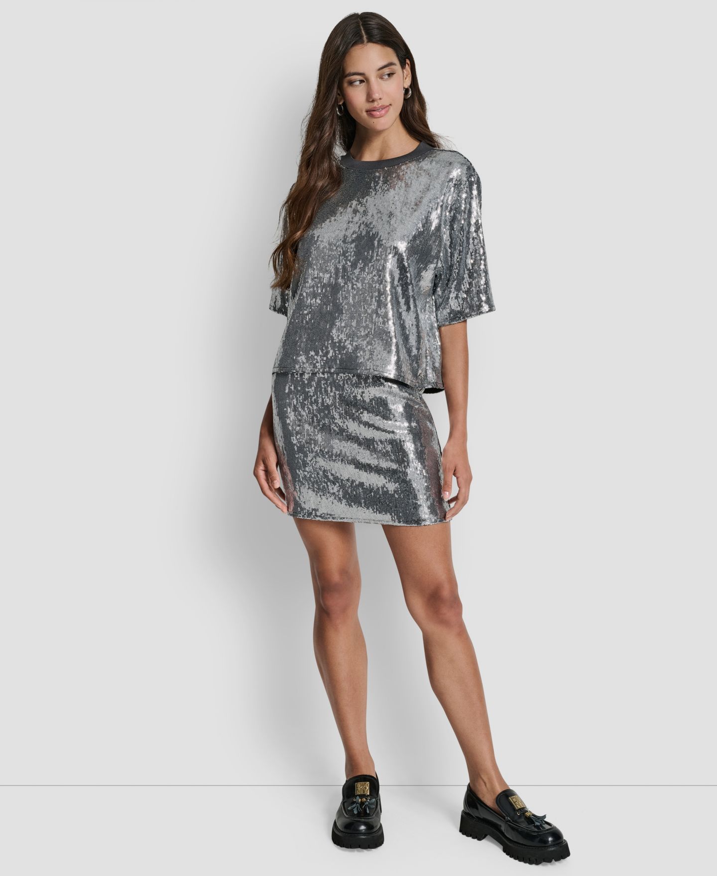 Женская футболка DKNY Jeans Sequins Crewneck Boxy Short-Sleeve Relaxed, цвет: Чёрный / Серебряный — фото 2