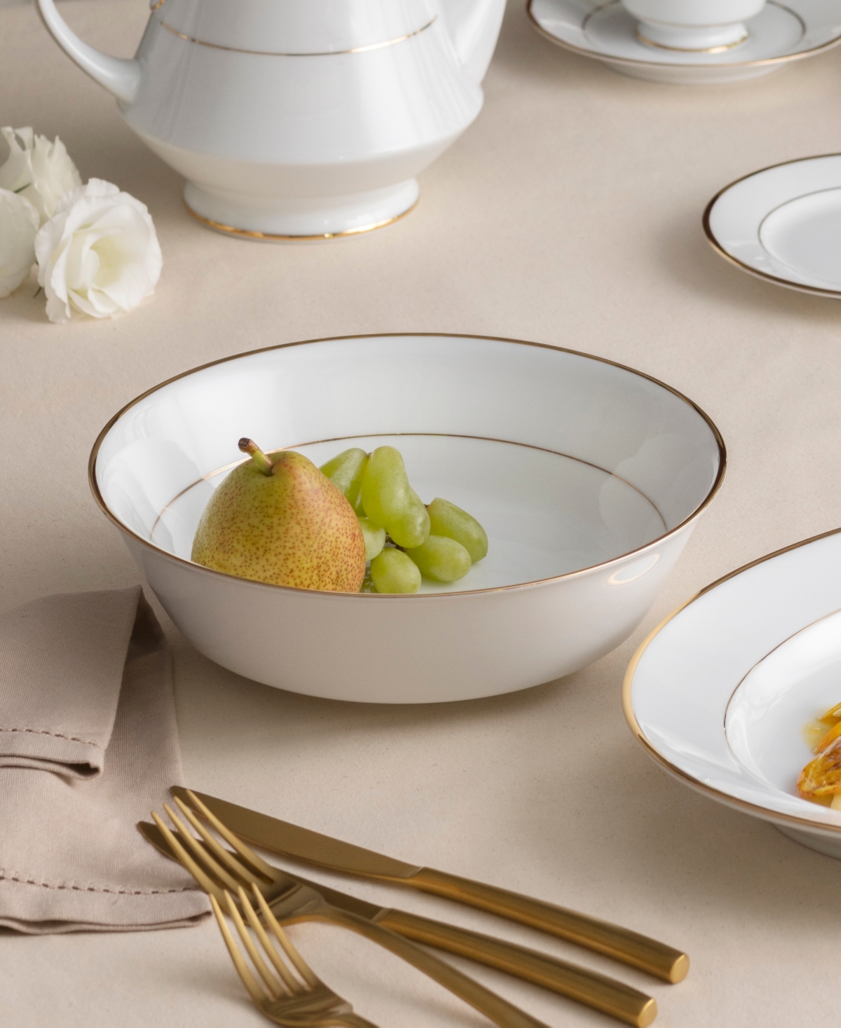 Noritake Heritage Round Vegetable Bowl In White