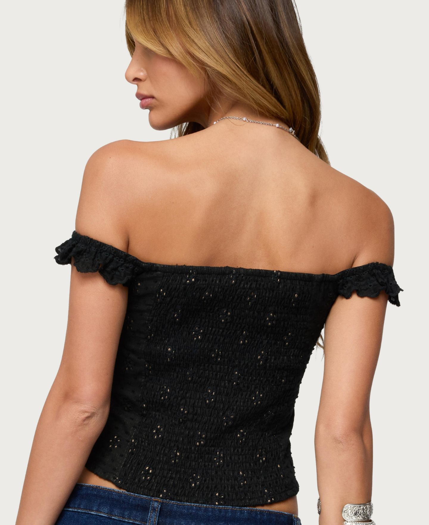 Женский топ Edikted Jordana Ruffle Eyelet Off Shoulder, цвет: Чёрный — фото 2