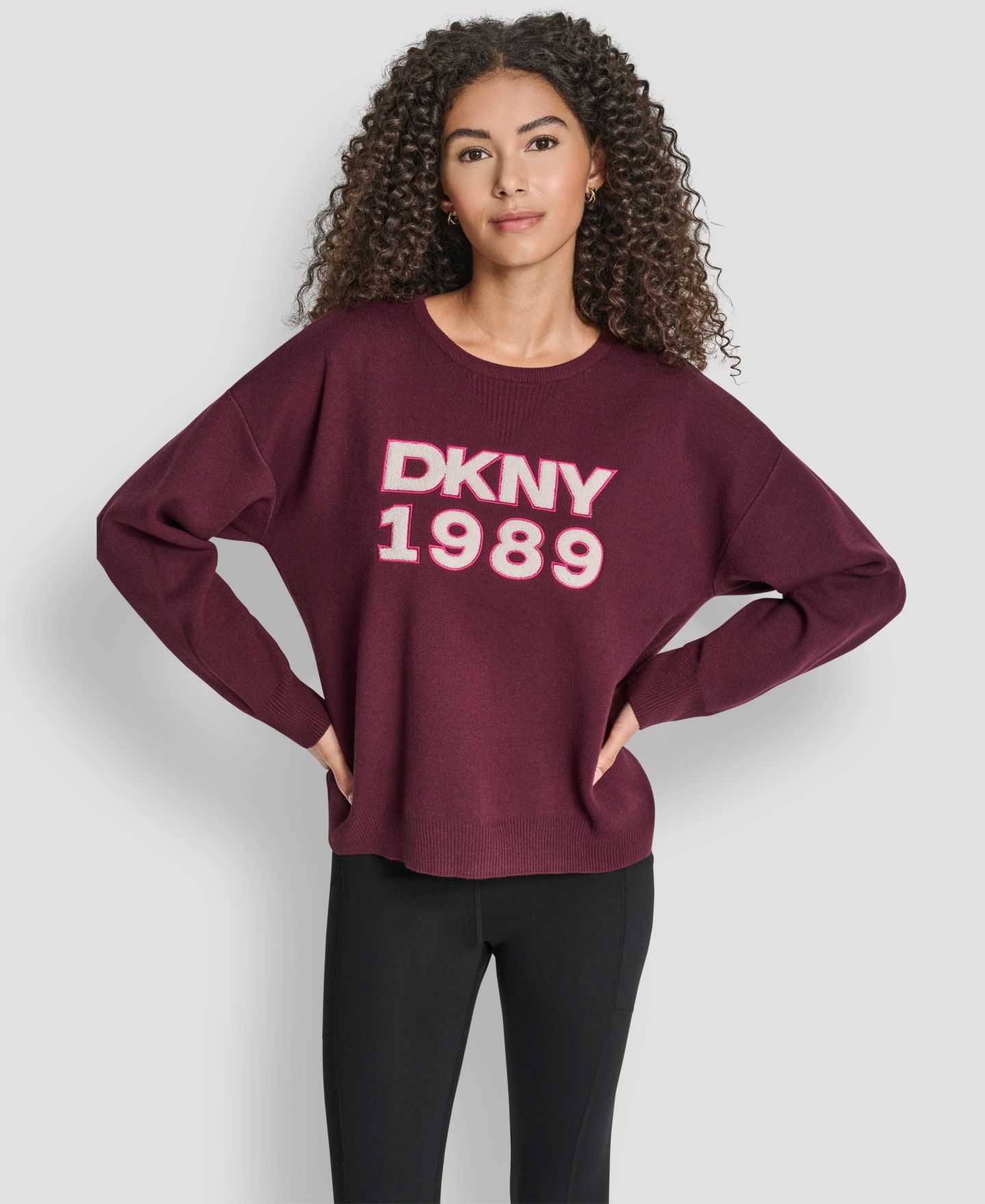 Женский свитер DKNY Textured Logo Crewneck, цвет: Syrah — фото 1