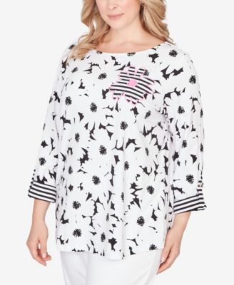 Plus Size Embroidered Daisy Graphic Top