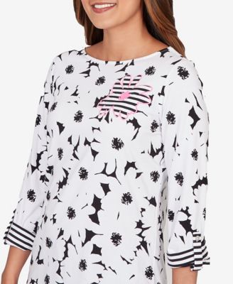 Petite Embroidered Daisy Graphic Top