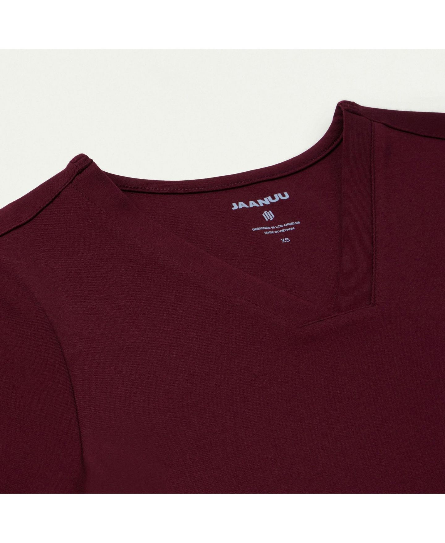 Женский топ Jaanuu Cesi 2-Pocket Slim Knit V-Neck Scrub, цвет: Бордовый — фото 6