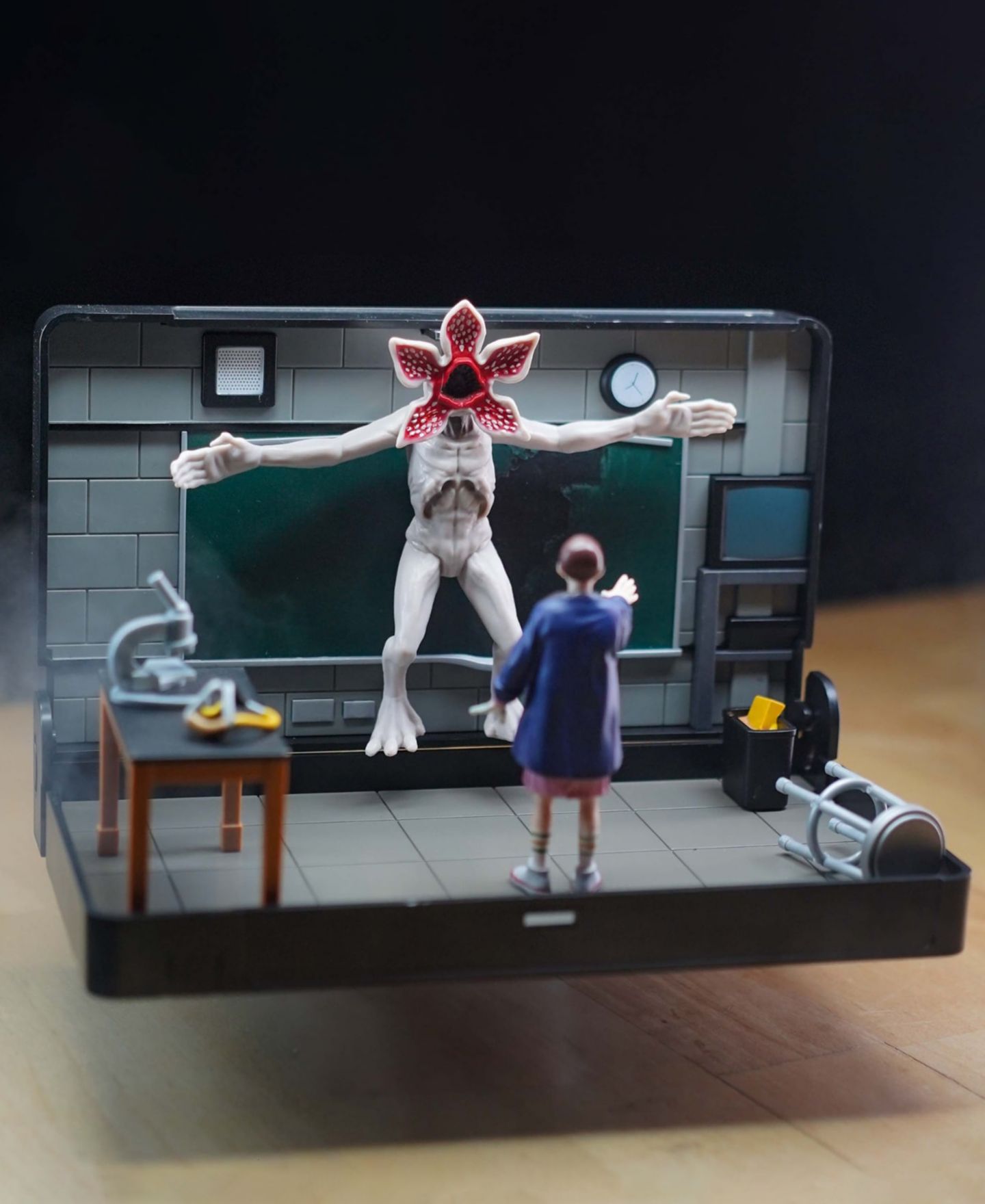 Детский игровой набор Wilder Toys Stranger Things Eleven vs. Demogorgon Console Heroes VHS Diorama 7-Piece Playset, Ages 8+ — фото 4