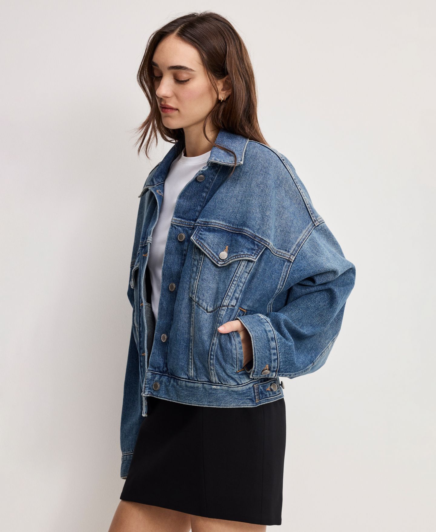 Женская куртка Good American Pleated Cropped Trucker, цвет: Индиго — фото 3