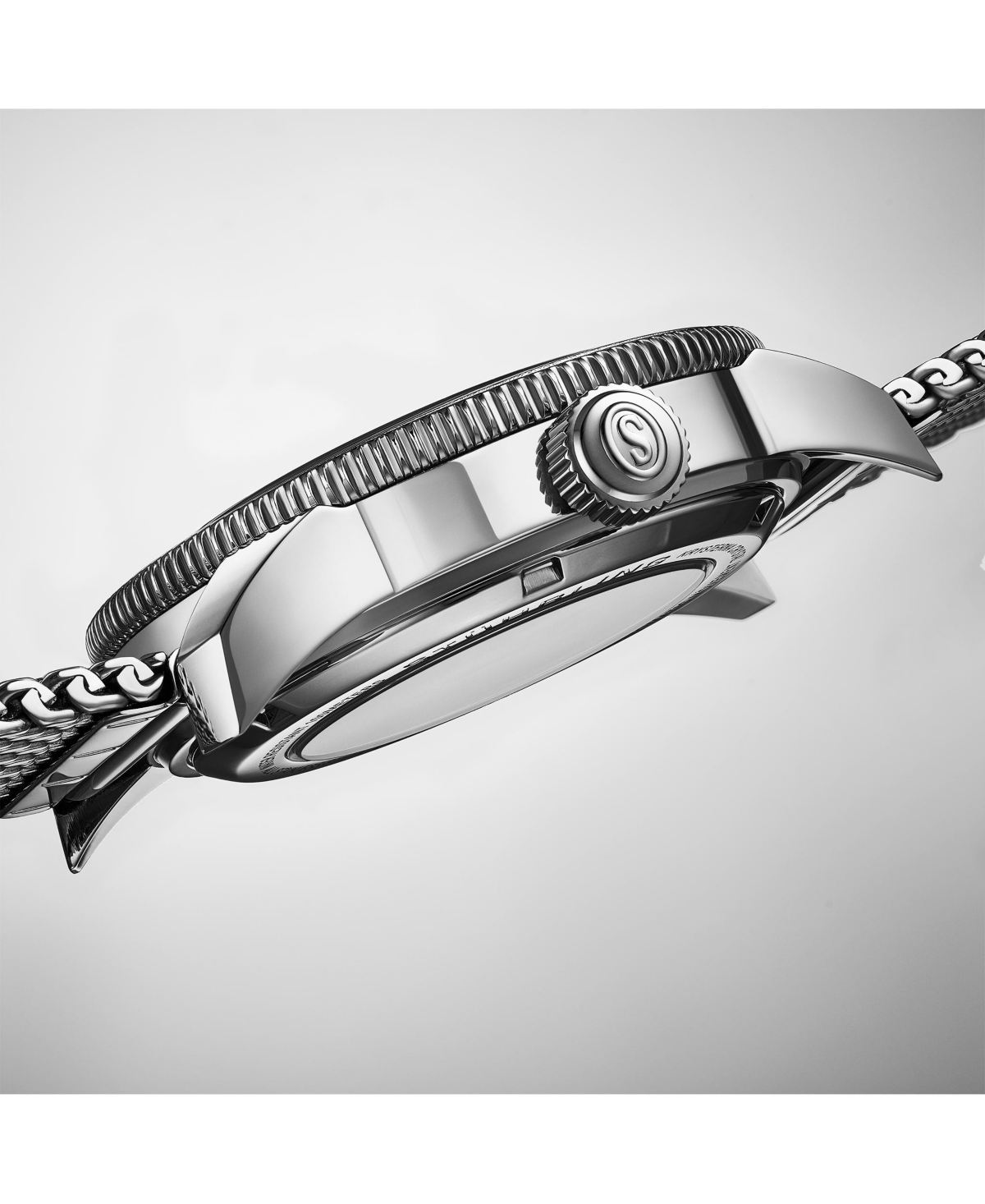 Stuhrling Mens Marinier 4079 Automatic 42 mm Dive Watch with Sunray Dial and Mesh Bracelet