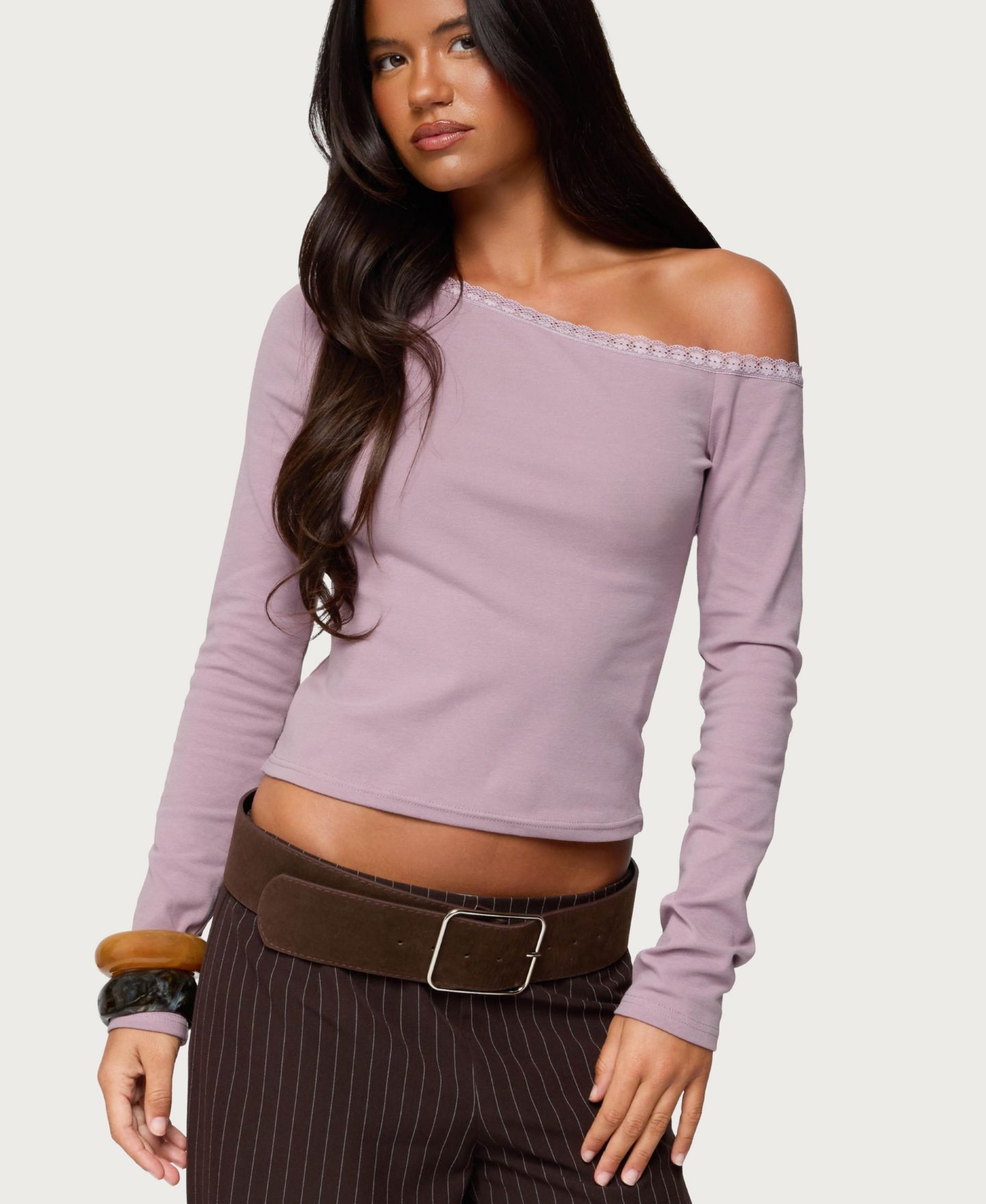 Женский топ Edikted Emmiline Lacey Off Shoulder, цвет: Фиолетовый — фото 1