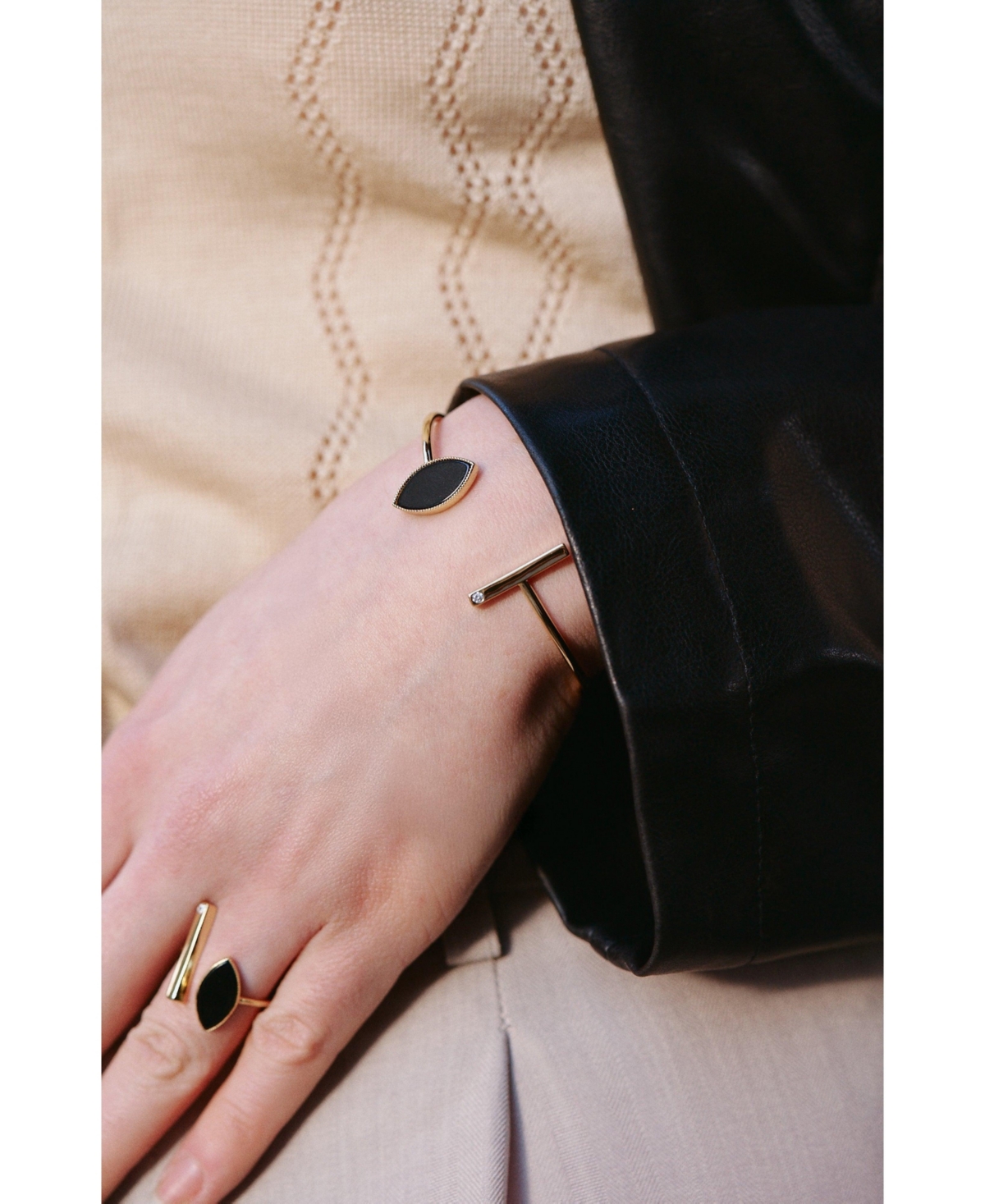 Retro Chic Black Eyes Bangle