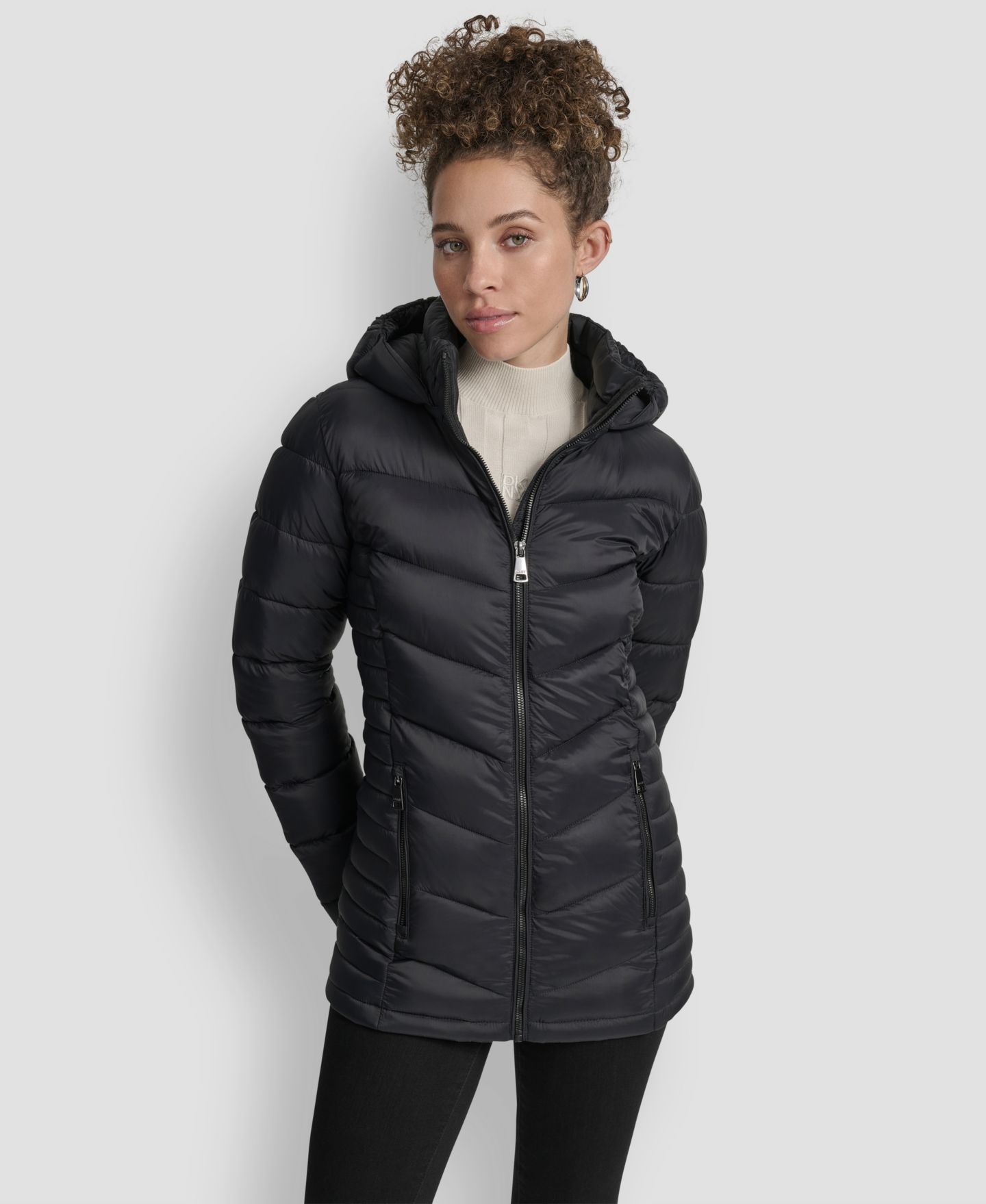 Женская куртка DKNY Chevron-Quilted Full-Zip Puffer, цвет: Чёрный — фото 1