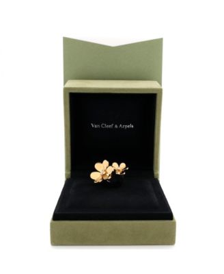 Frivole Between the Finger Ring