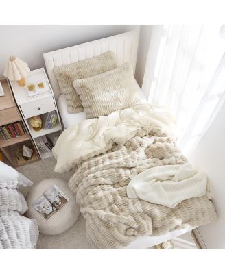 Chunky Bunny Peak of Cozy Oversized Comforter