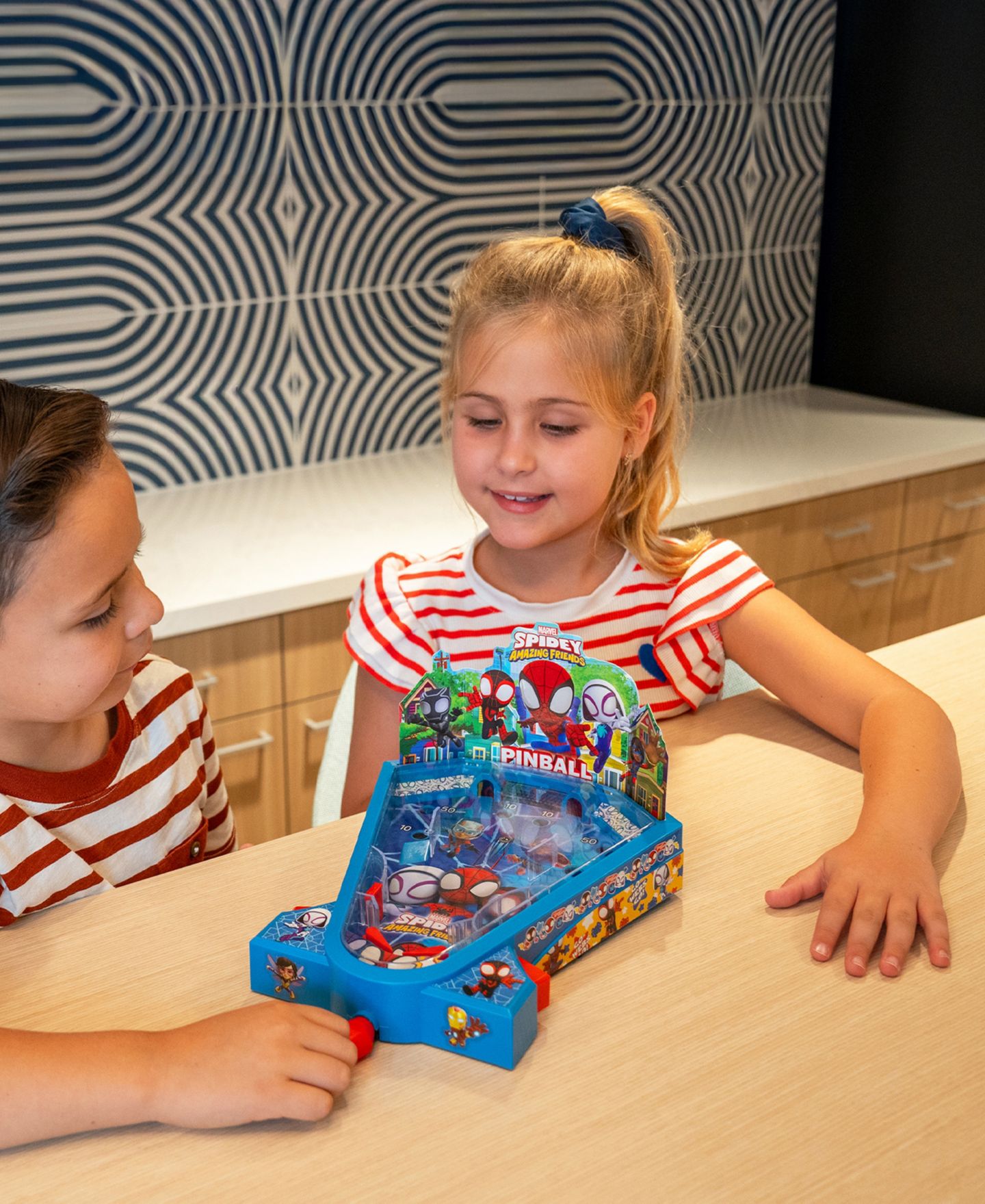 Детская игрушка World Tech Toys Spidey and His Amazing Friends Mini Tabletop Pinball Game, Ages 4+ — фото 4
