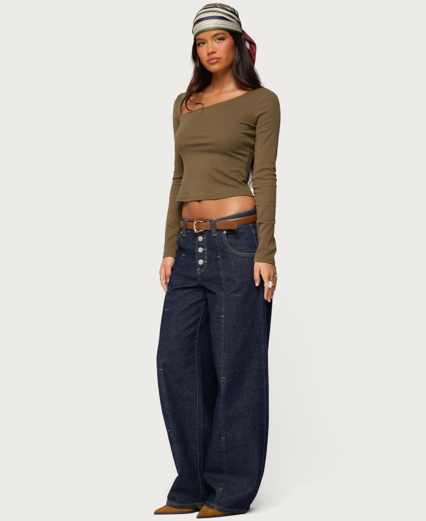Женский топ Edikted Rion Asymmetric Long Sleeve, цвет: Оливковый — фото 3