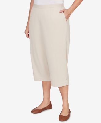 Plus Size Classic Solid Twill Button Hem Capri Pants
